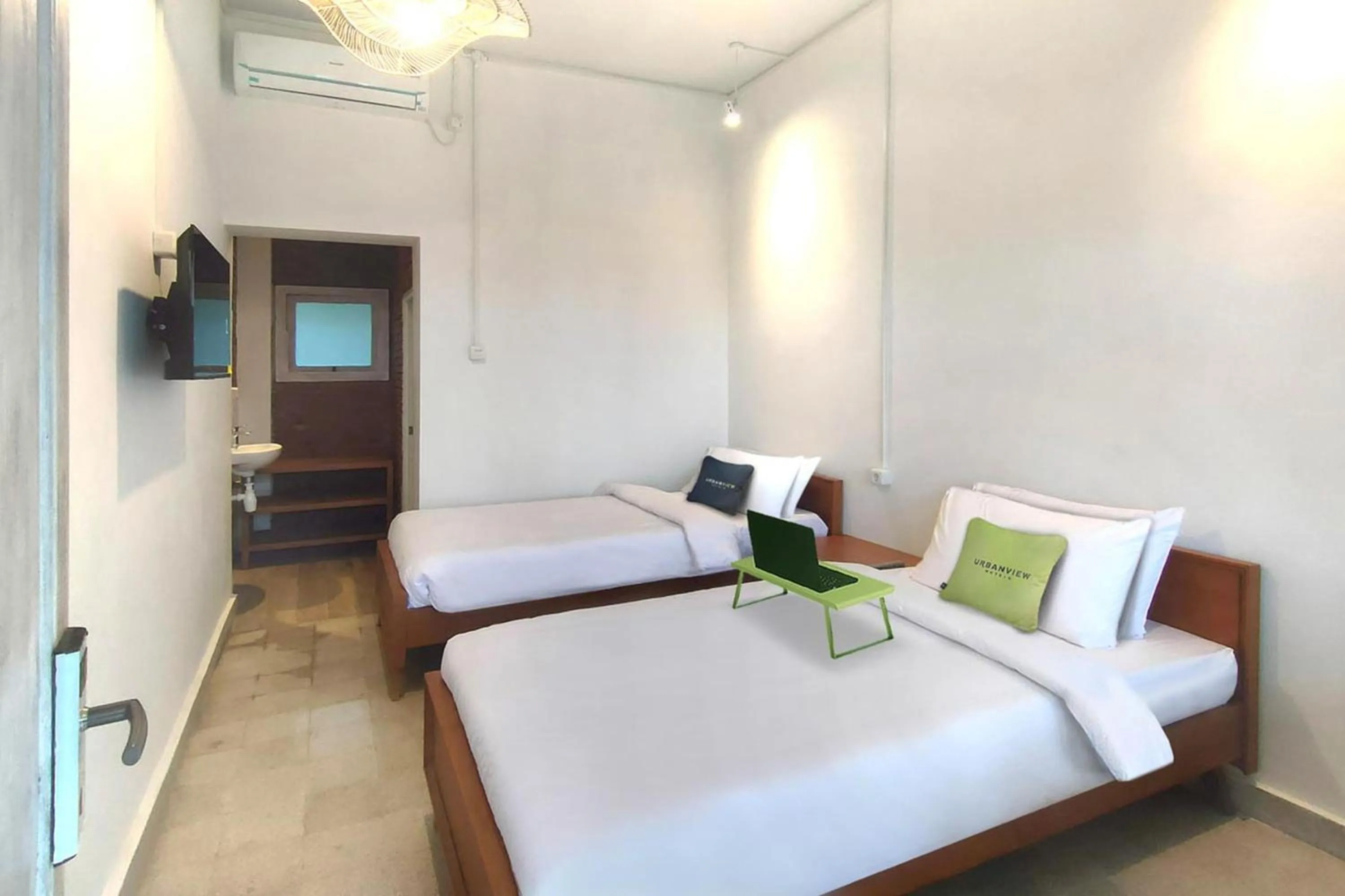 Bed in Urbanview Wisma Nirwana Tretes near Cimory Prigen