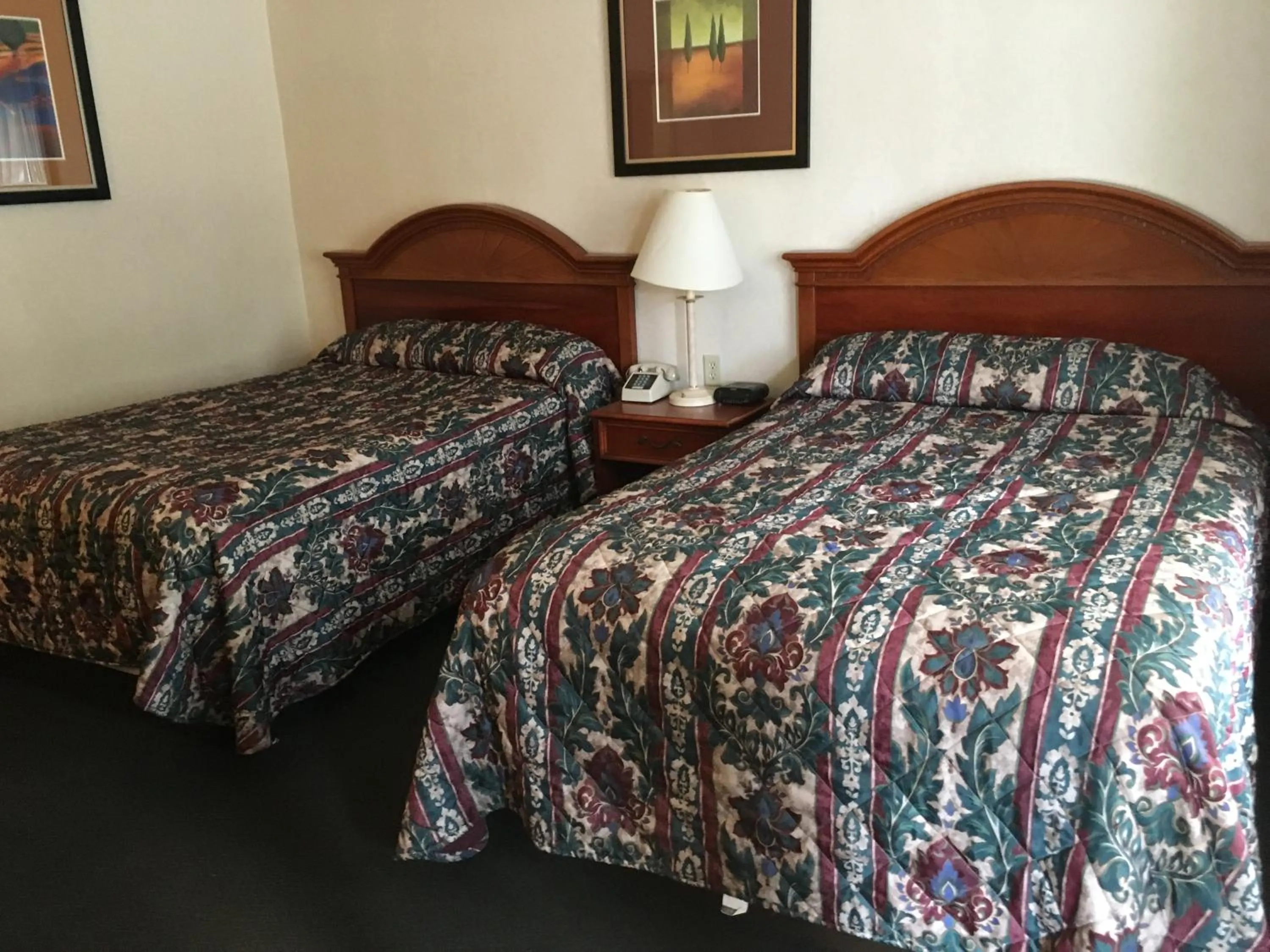 Bed in Landmark Motor Inn