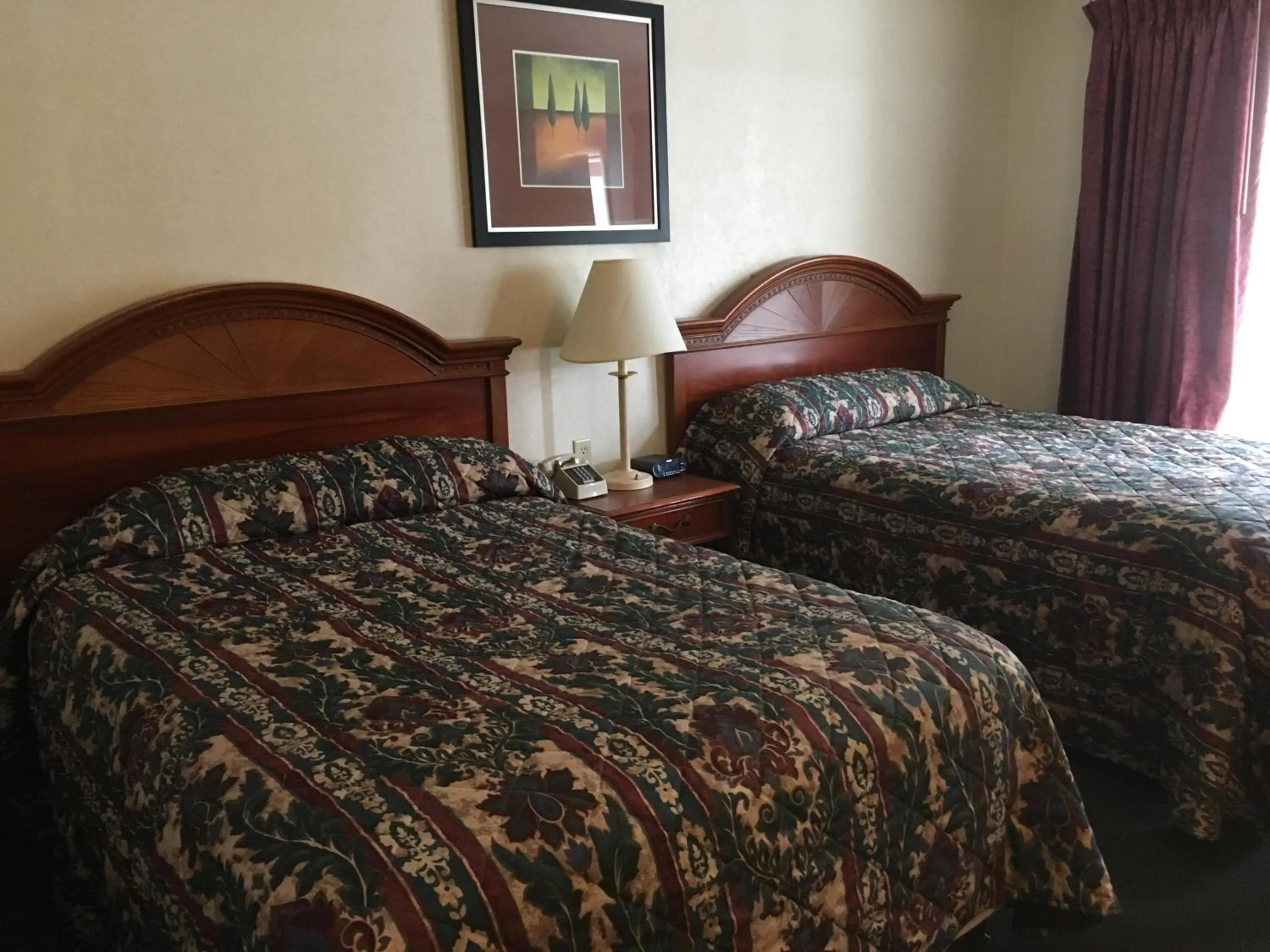 Bed in Landmark Motor Inn