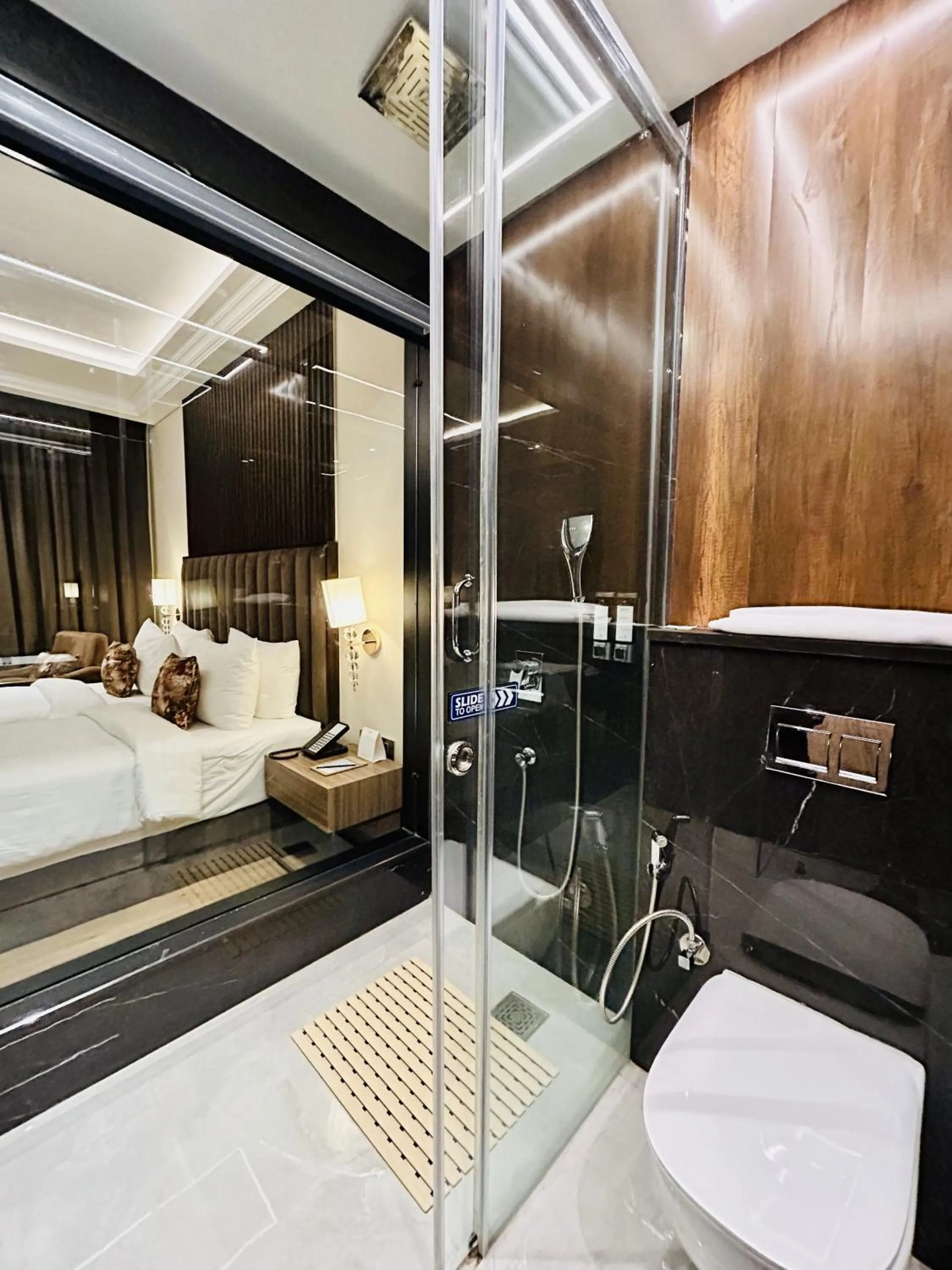 Bathroom, Bed in Fortune Ranjit Vihar, Amritsar - Member ITC Hotels' Group