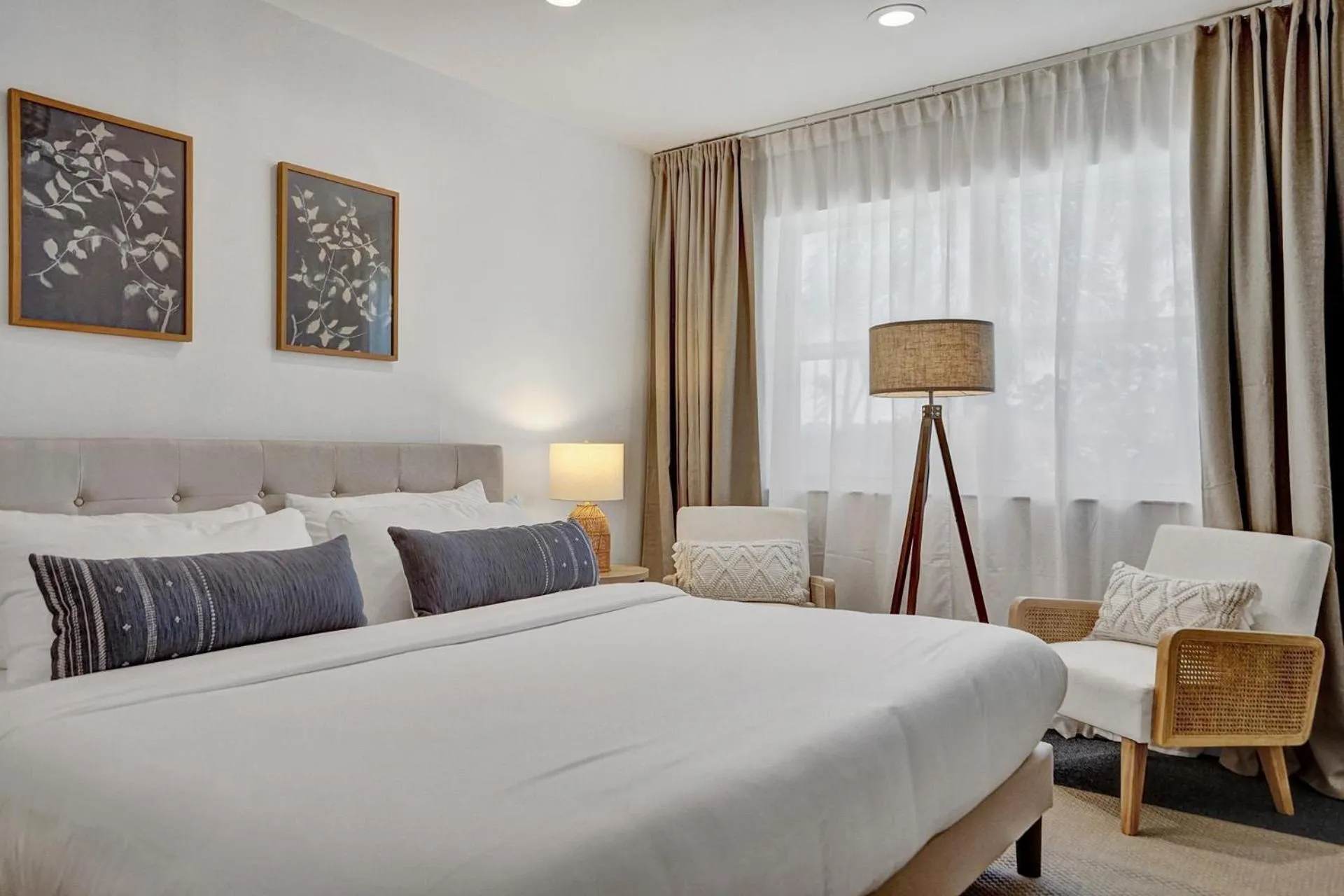 Bed in Suite #1 - Marine Villas Hollywood - 1 Bedroom