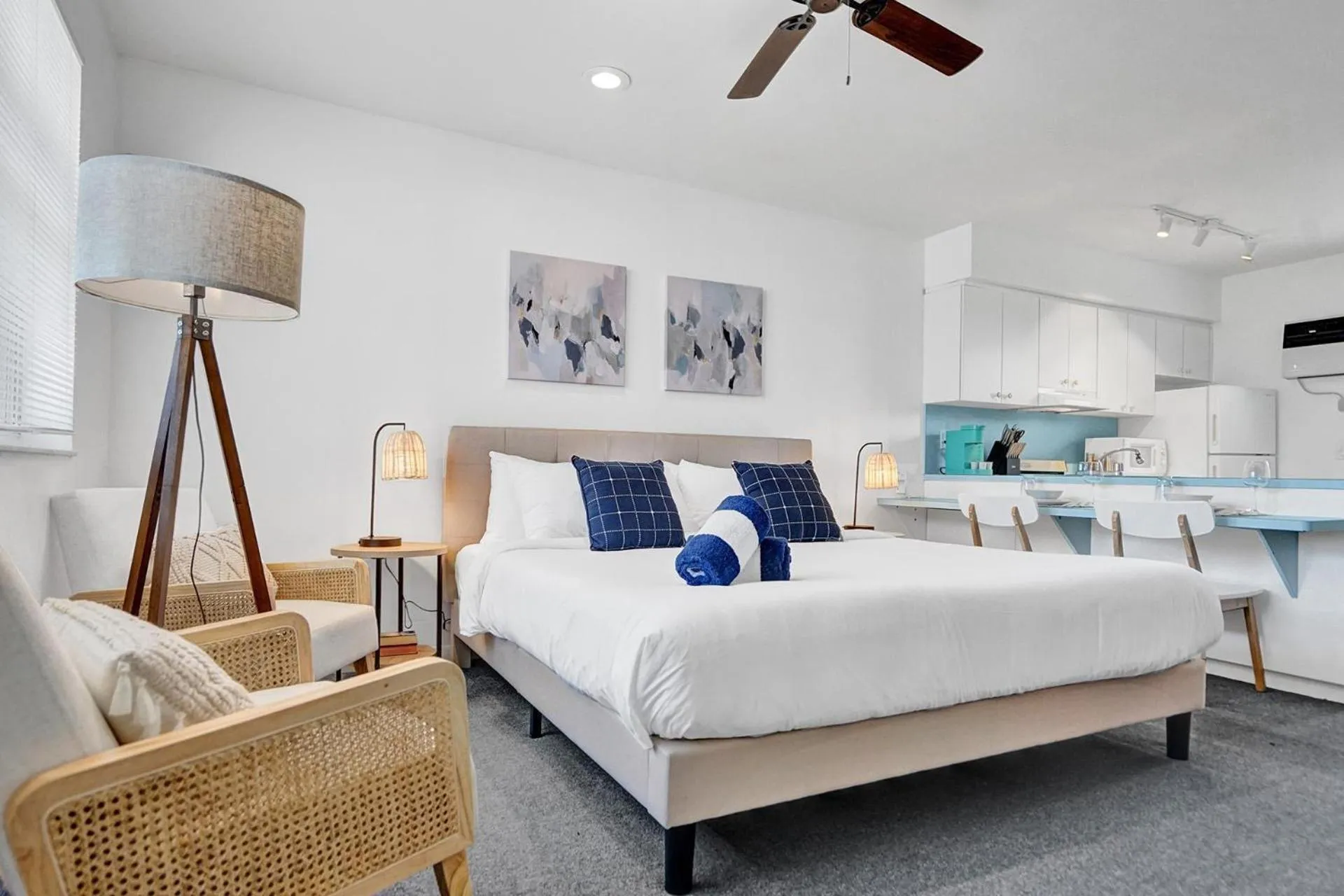 Bed in Suite #1 - Marine Villas Hollywood - 1 Bedroom