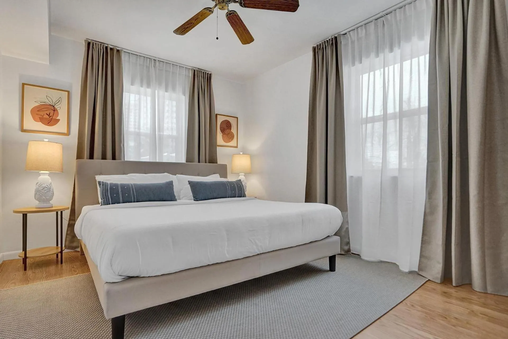 Bed in Suite #1 - Marine Villas Hollywood - 1 Bedroom