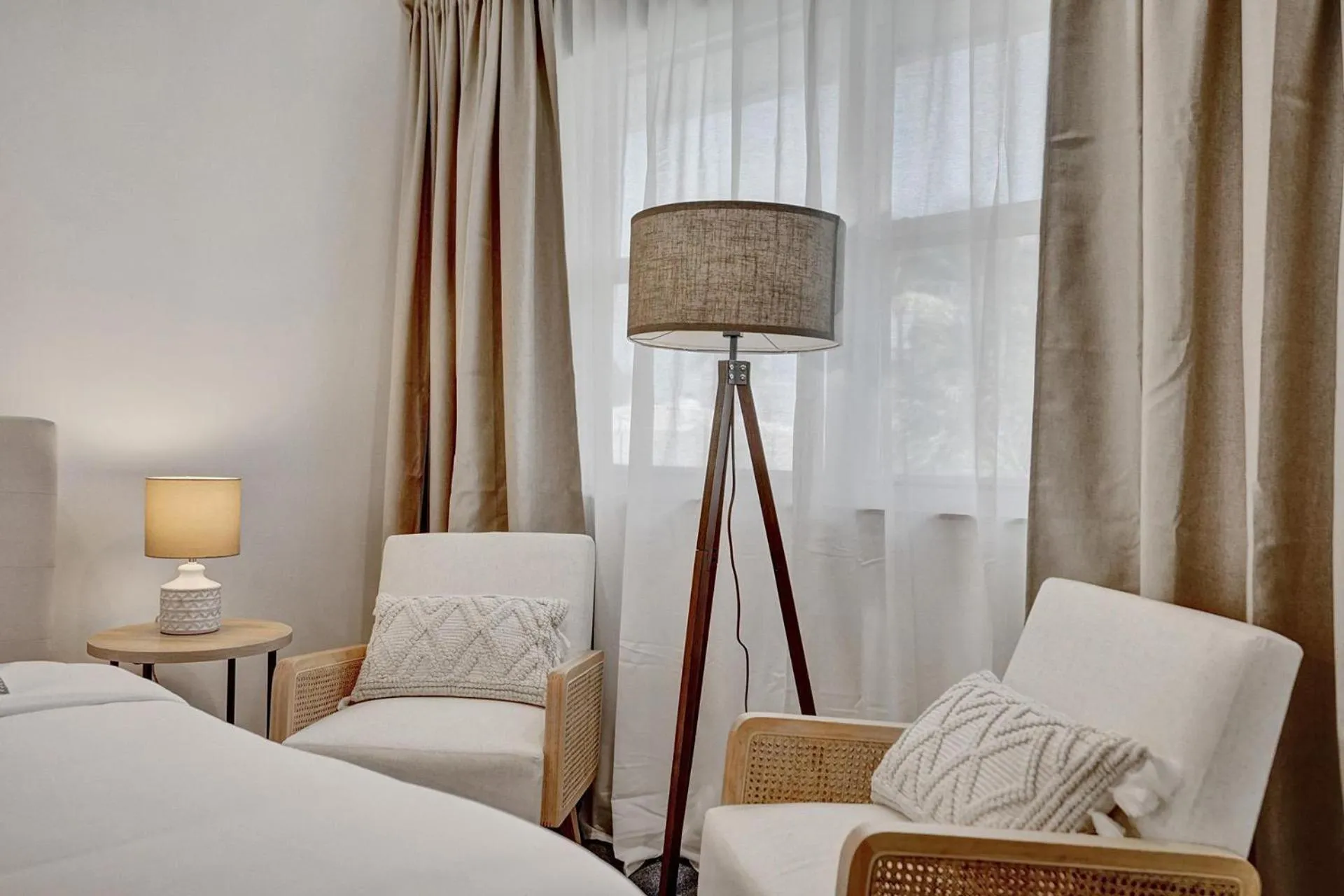 Bed in Suite #1 - Marine Villas Hollywood - 1 Bedroom