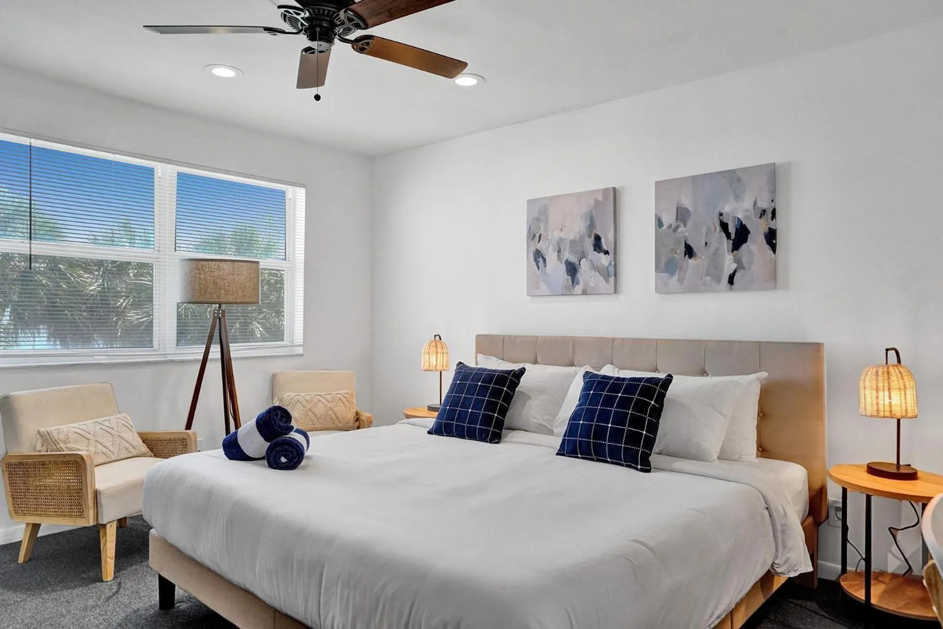 Bed in Suite #1 - Marine Villas Hollywood - 1 Bedroom