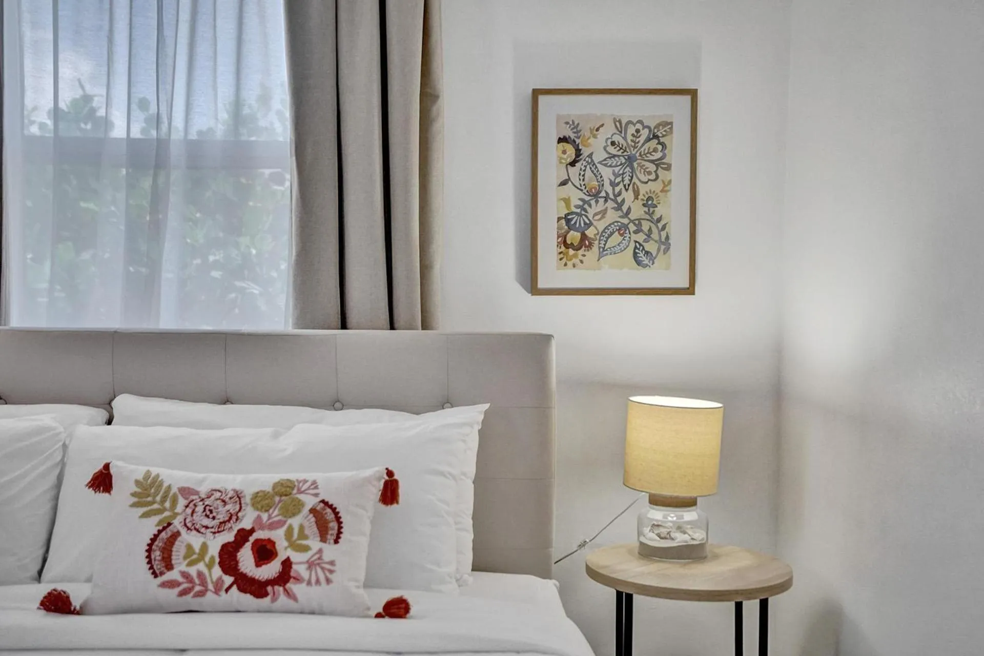 Bed in Suite #1 - Marine Villas Hollywood - 1 Bedroom