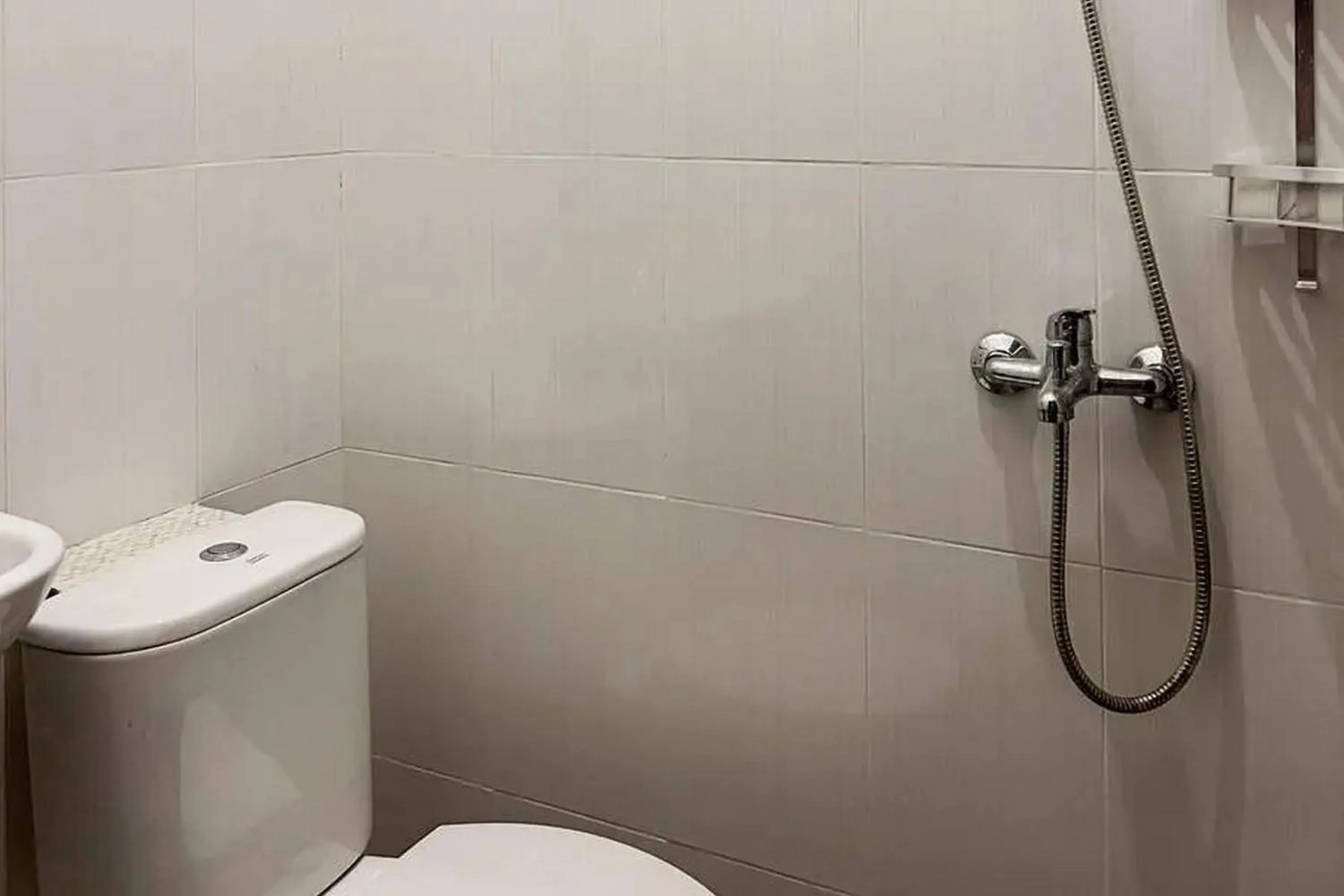 Bathroom in RedDoorz near Waterpark Citra Garden Medan