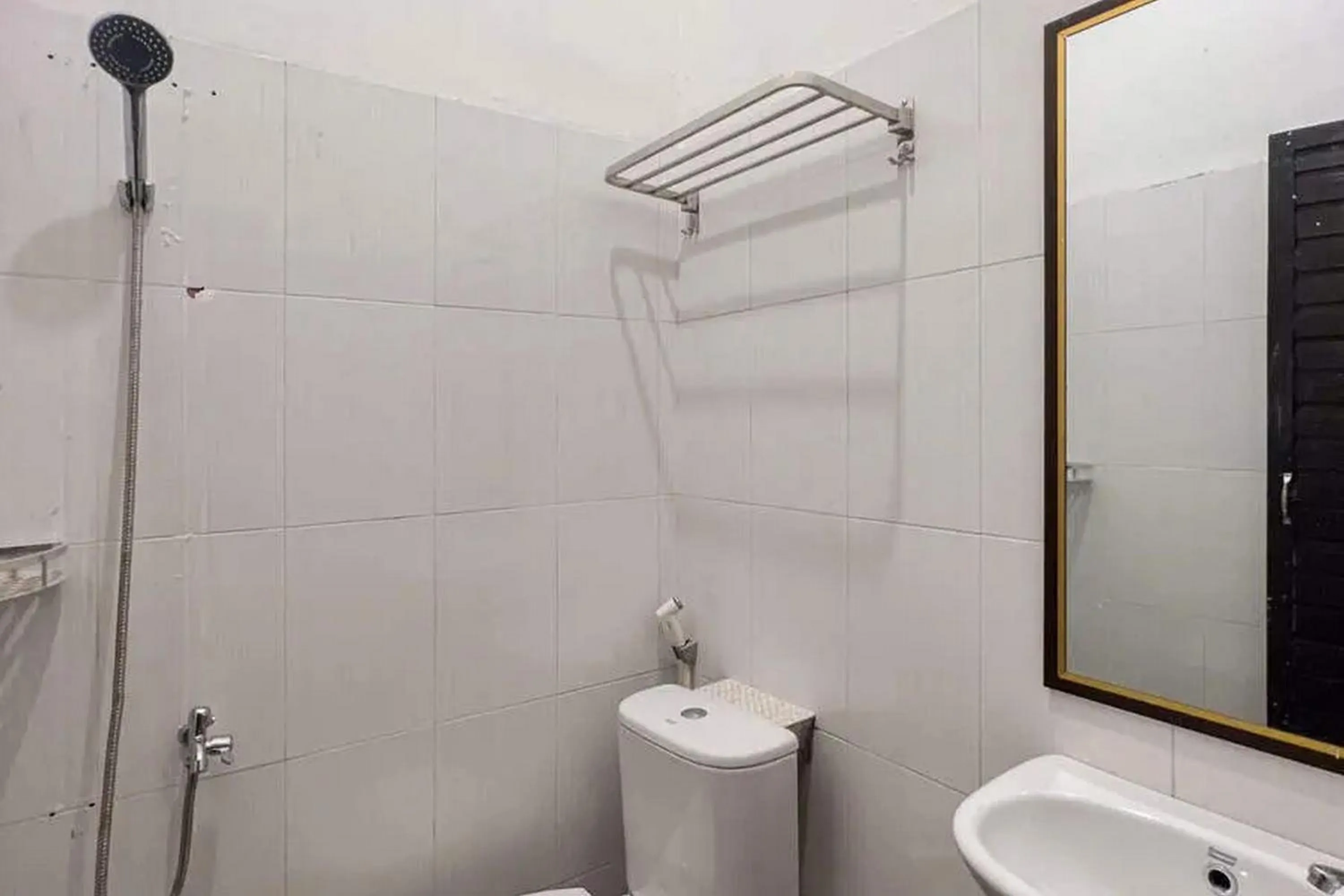 Bathroom in RedDoorz near Waterpark Citra Garden Medan