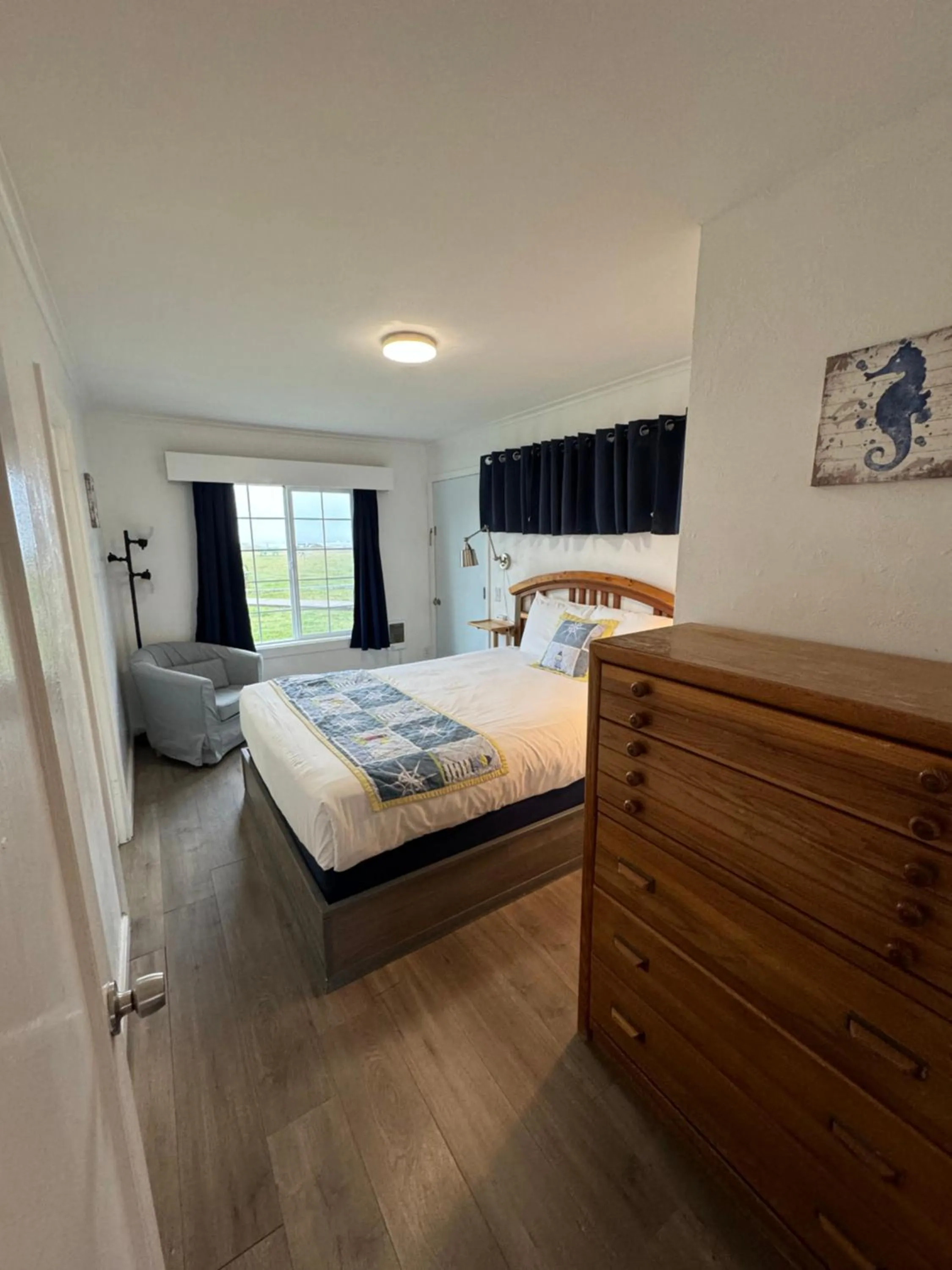 Bedroom, Bed in Tillicum Beach Motel - Formerly Deane's Oceanfront Lodge