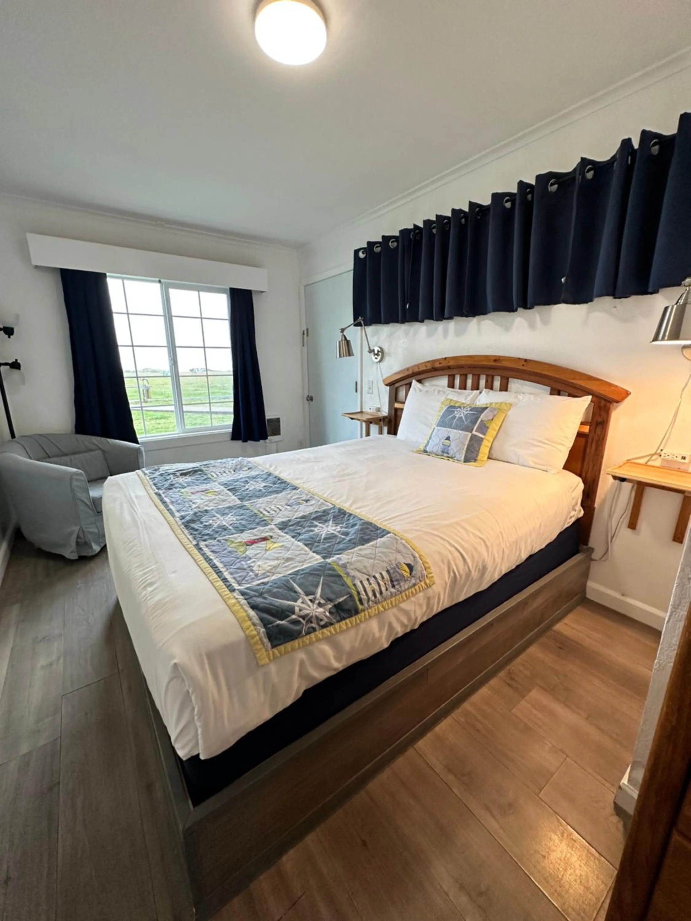 Bed in Tillicum Beach Motel - Formerly Deane's Oceanfront Lodge