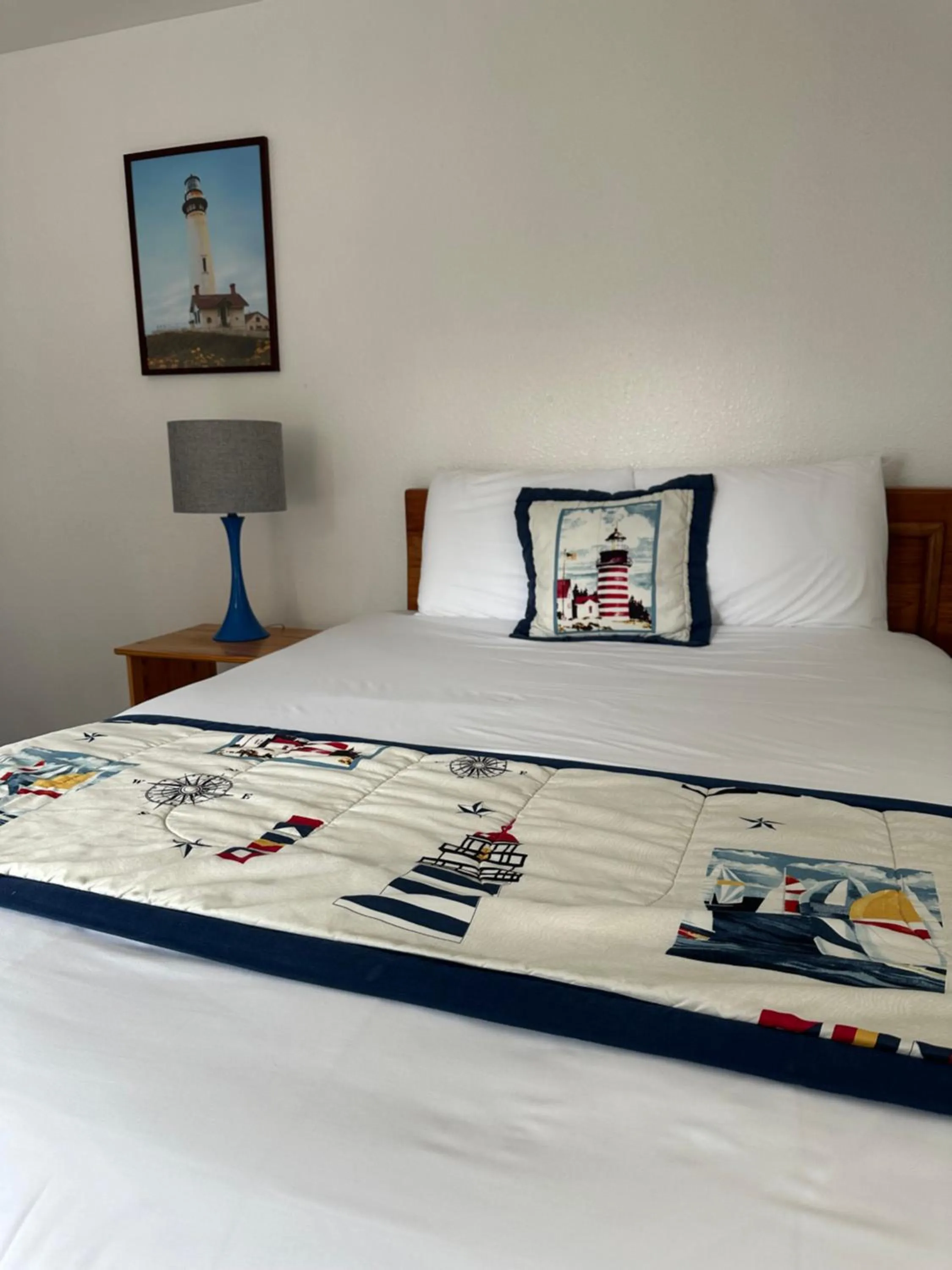 Bed in Tillicum Beach Motel - Formerly Deane's Oceanfront Lodge