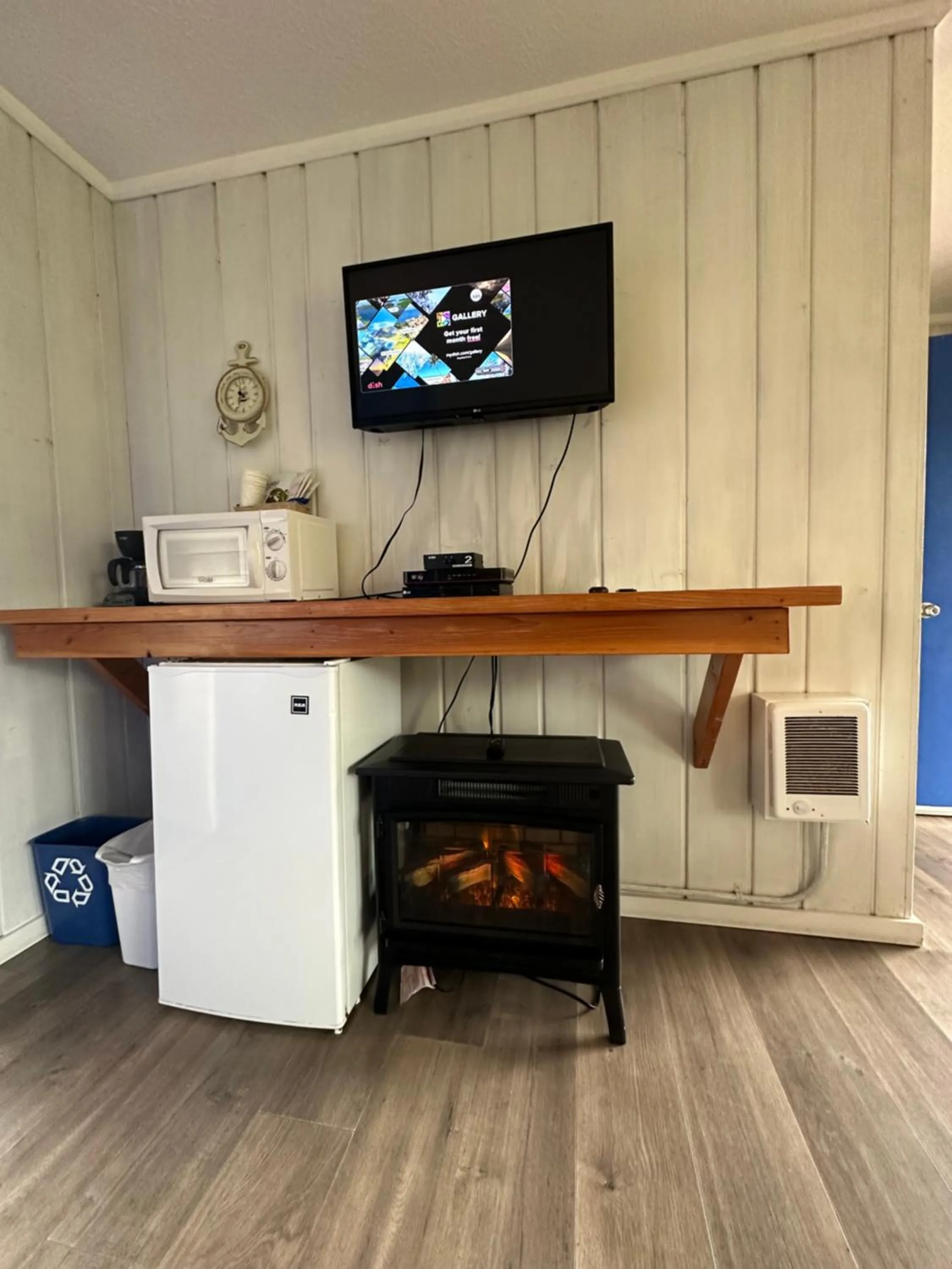 TV and multimedia in Tillicum Beach Motel - Formerly Deane's Oceanfront Lodge