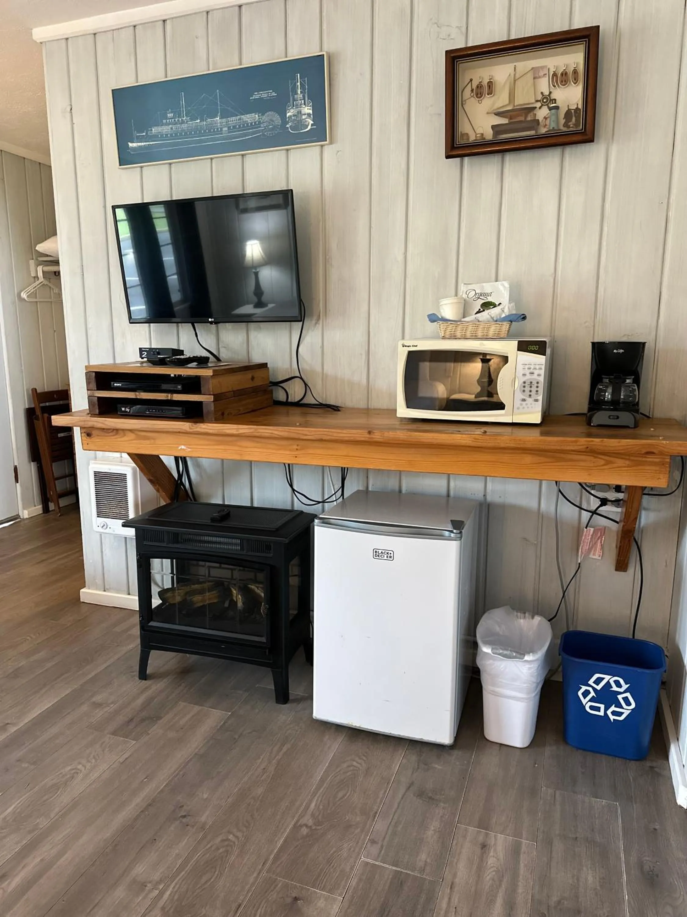 TV and multimedia in Tillicum Beach Motel - Formerly Deane's Oceanfront Lodge