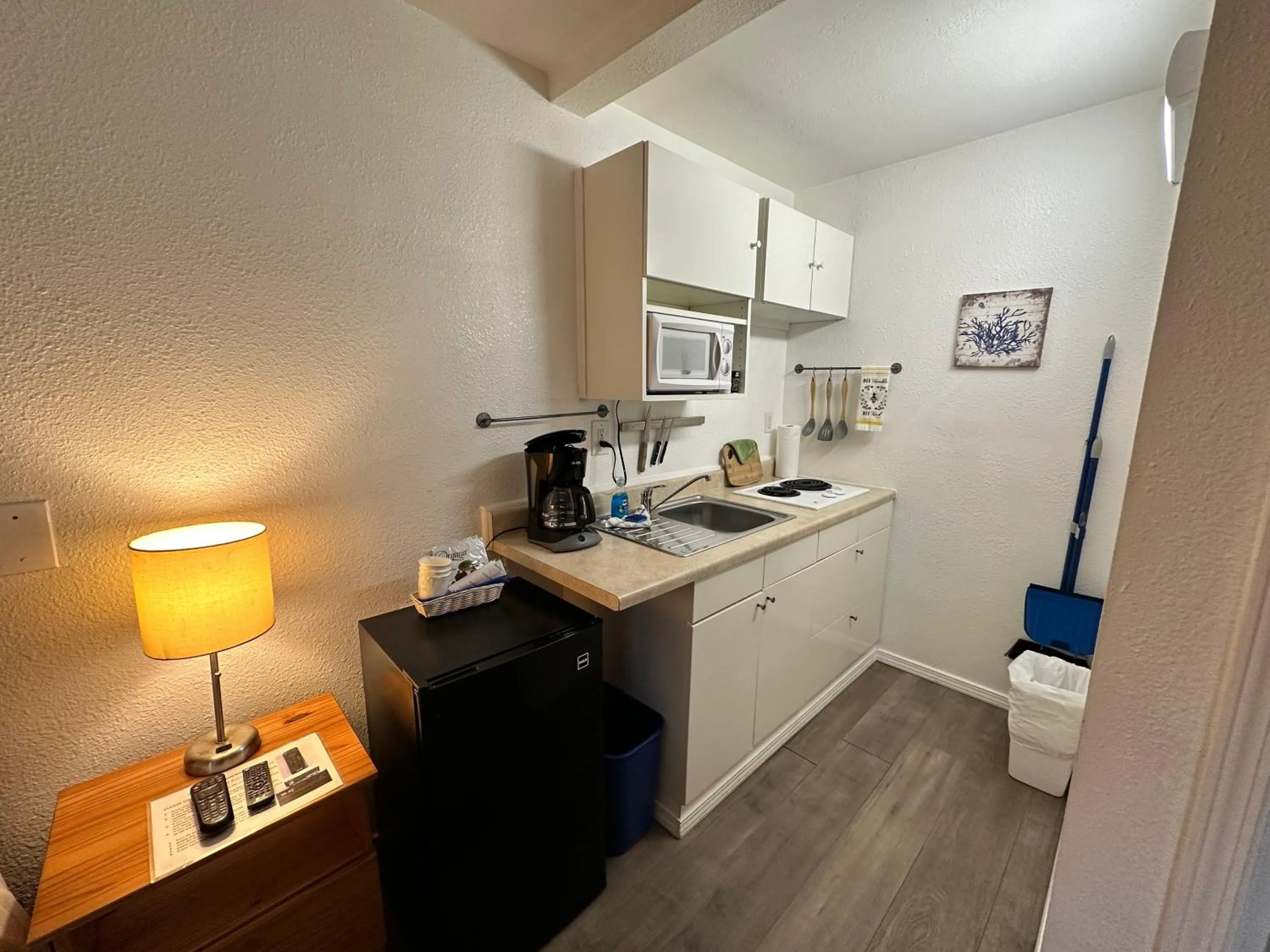 Kitchen or kitchenette in Tillicum Beach Motel - Formerly Deane's Oceanfront Lodge