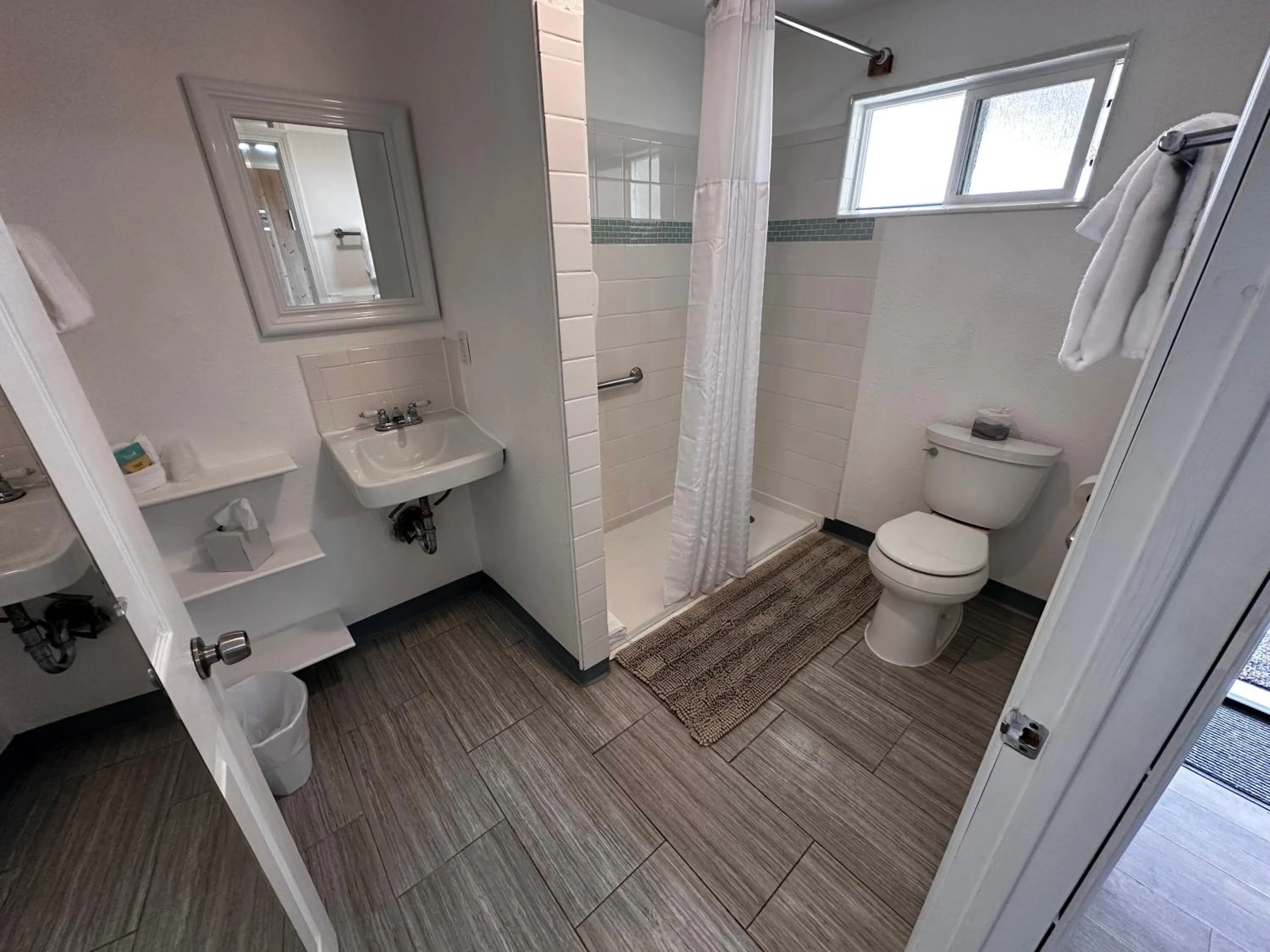 Bathroom in Tillicum Beach Motel - Formerly Deane's Oceanfront Lodge