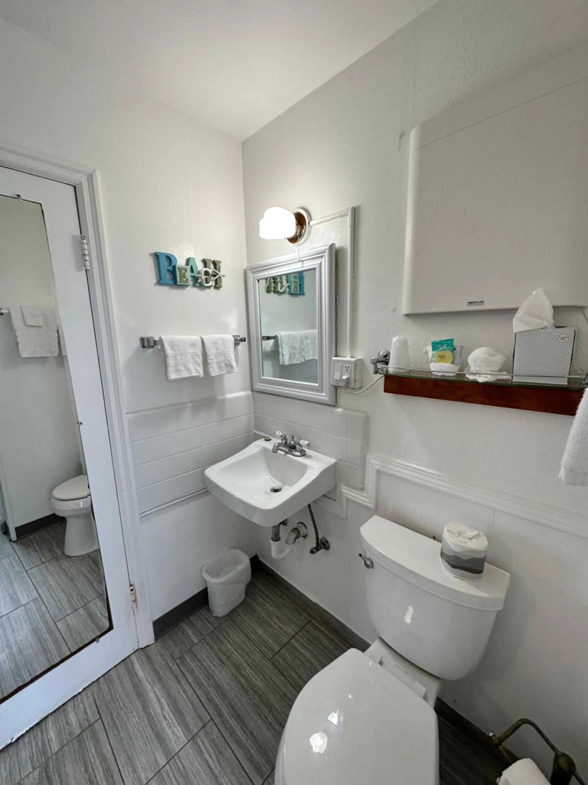 Bathroom in Tillicum Beach Motel - Formerly Deane's Oceanfront Lodge