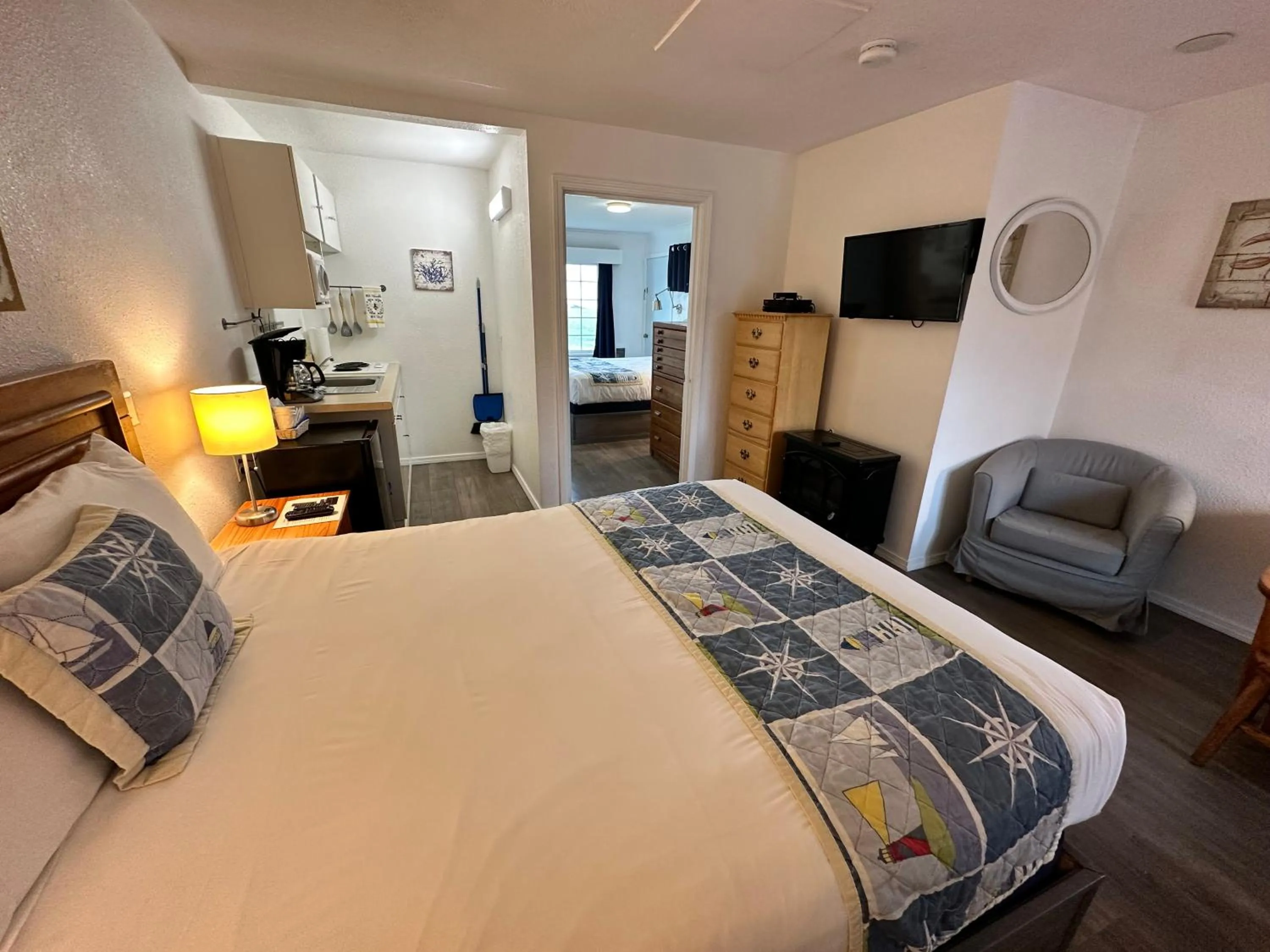 TV and multimedia, Bed in Tillicum Beach Motel - Formerly Deane's Oceanfront Lodge