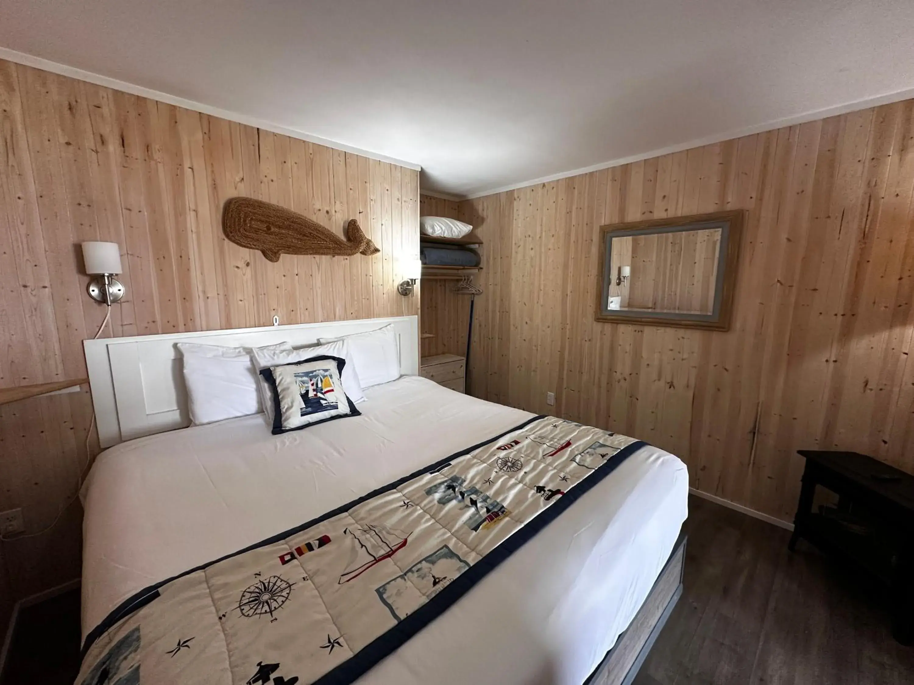 Deluxe King Room Oceanfront (no pets) in Tillicum Beach Motel - Formerly Deane's Oceanfront Lodge Deluxe King Room Oceanfront (no pets) in Tillicum Beach Motel - Formerly Deane's Oceanfront Lodge