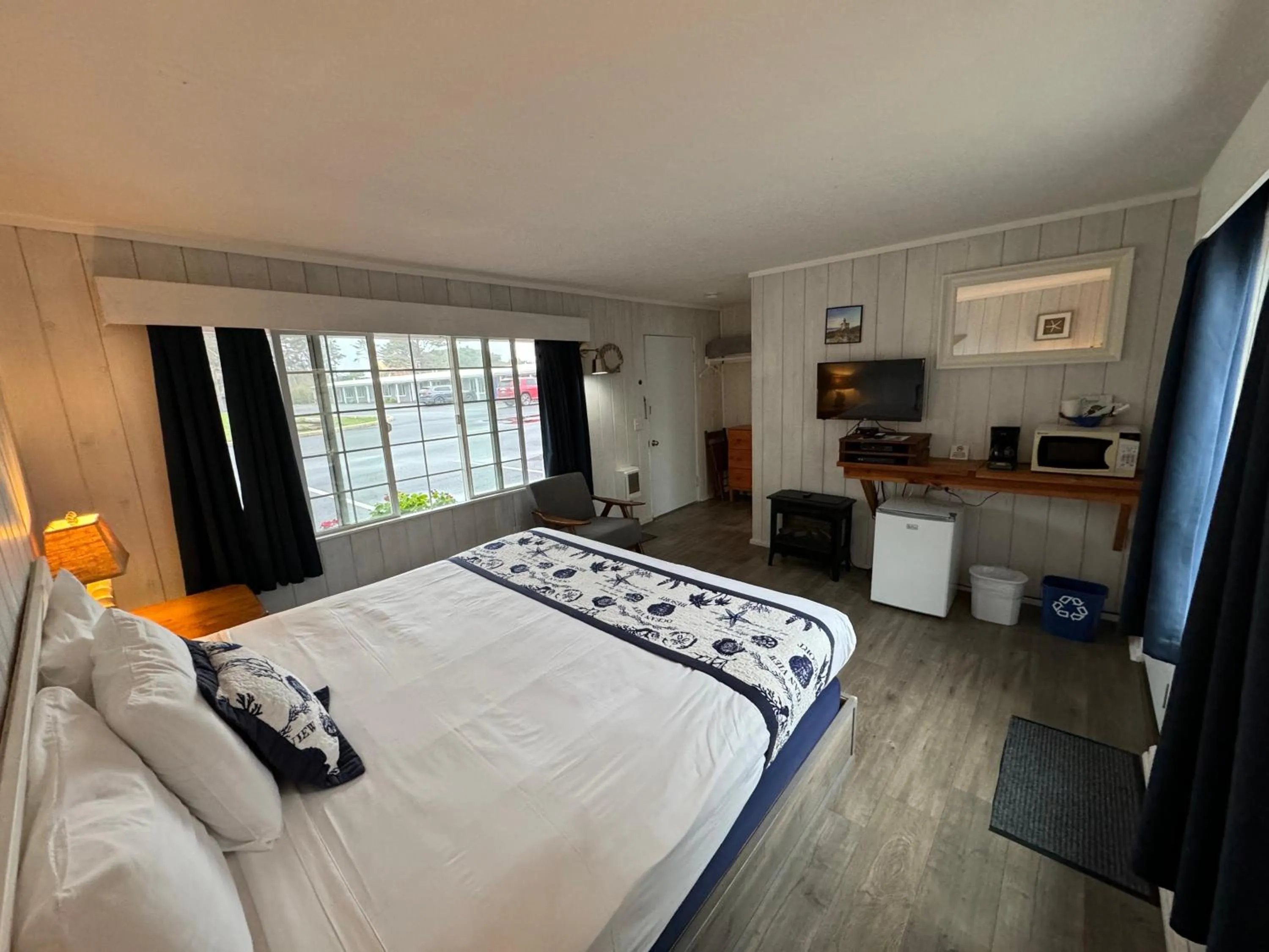 Photo of the whole room, Bed in Tillicum Beach Motel - Formerly Deane's Oceanfront Lodge