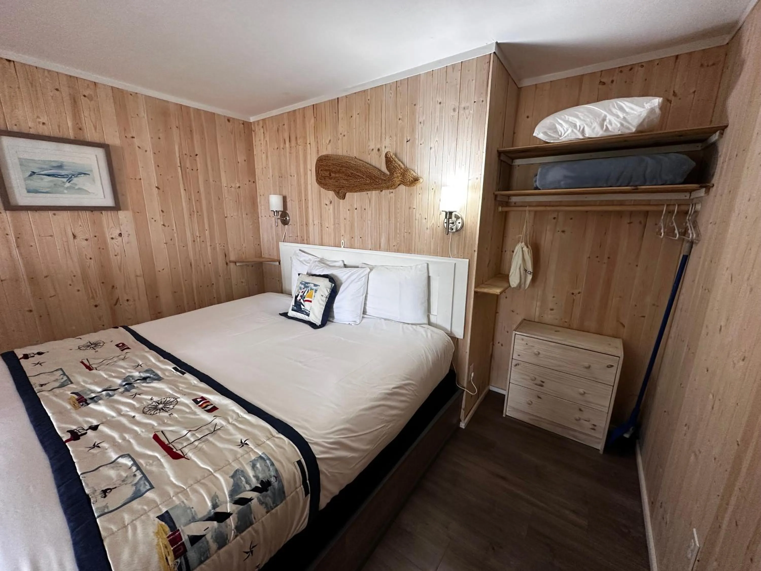 Bed in Tillicum Beach Motel - Formerly Deane's Oceanfront Lodge