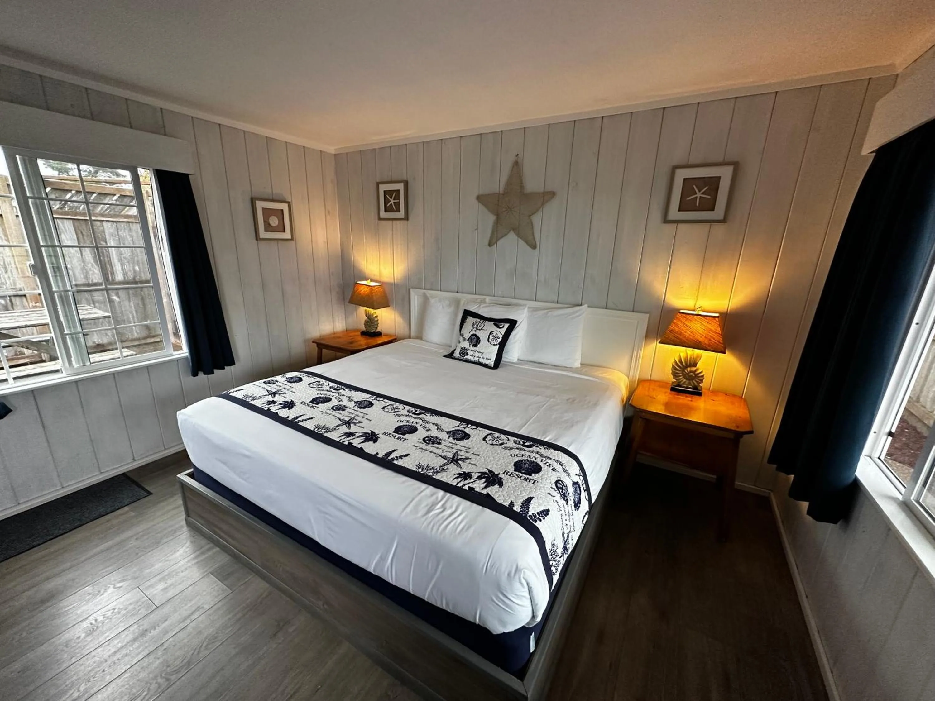 Bed in Tillicum Beach Motel - Formerly Deane's Oceanfront Lodge