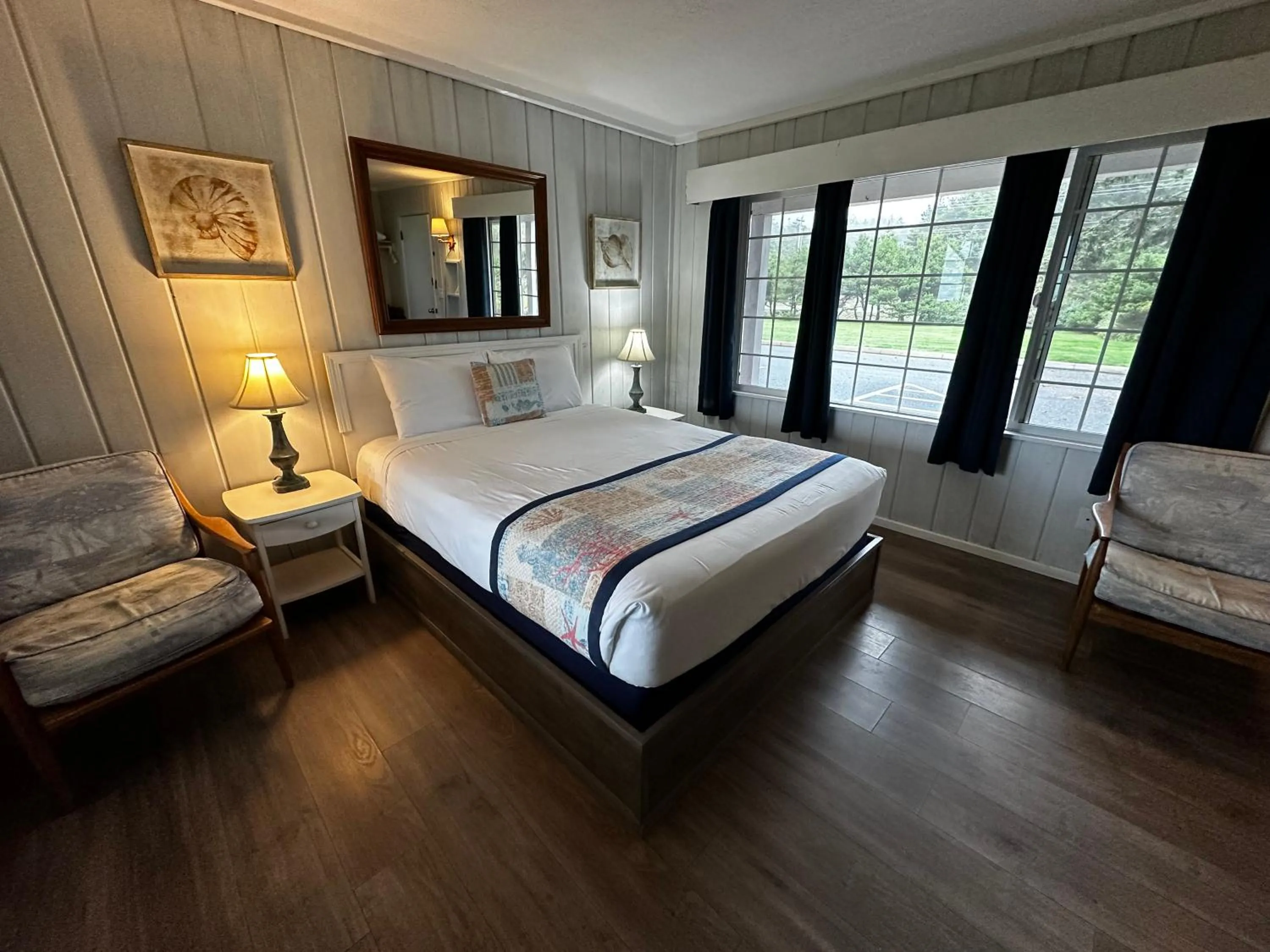 Bed in Tillicum Beach Motel - Formerly Deane's Oceanfront Lodge