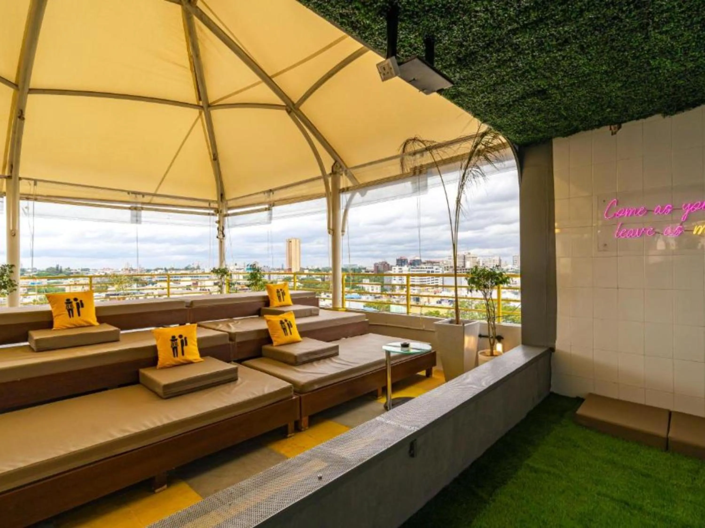 Day in The Hosteller Bangalore, Brigade Road