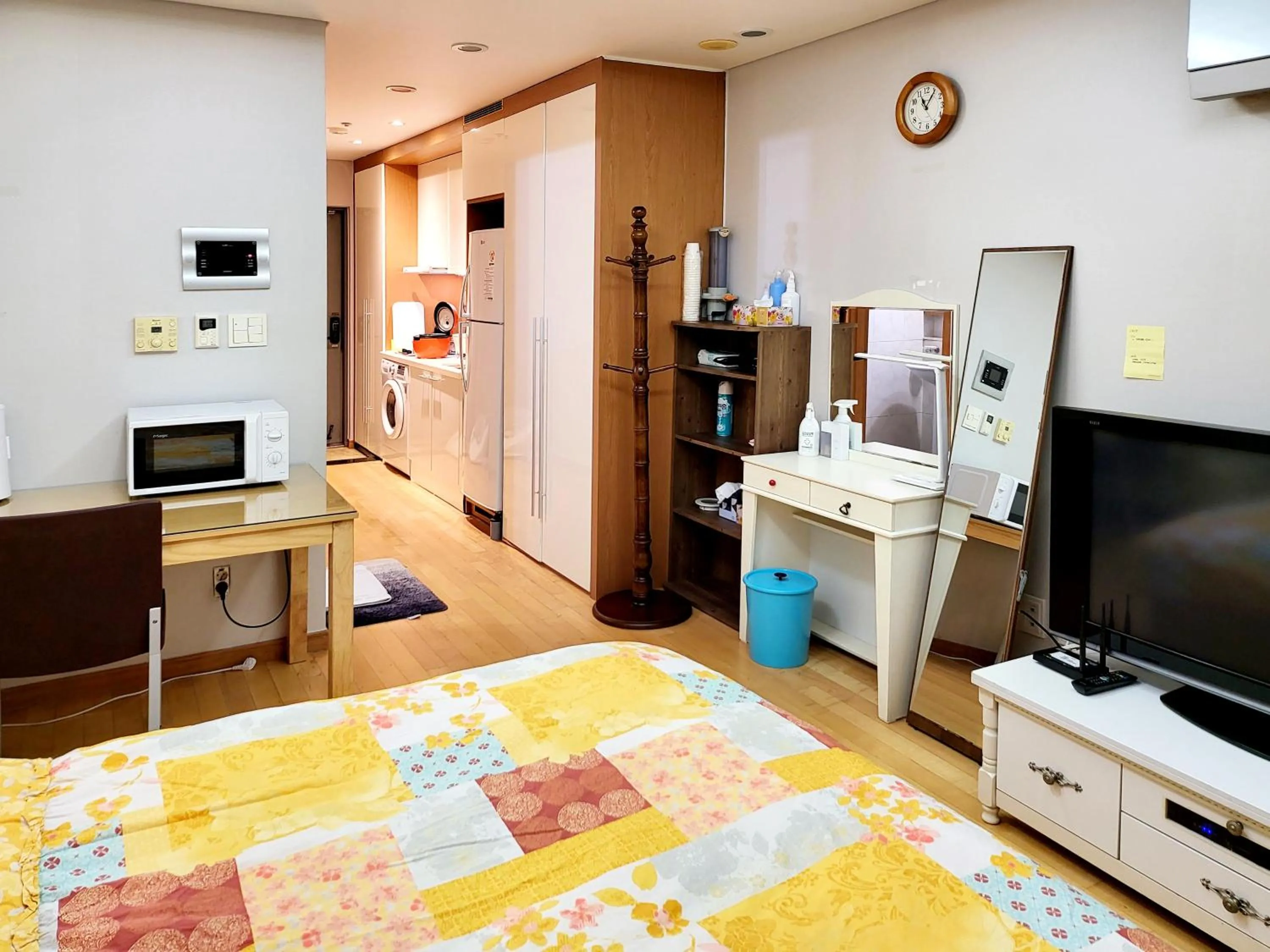 Bed in Khan Residence