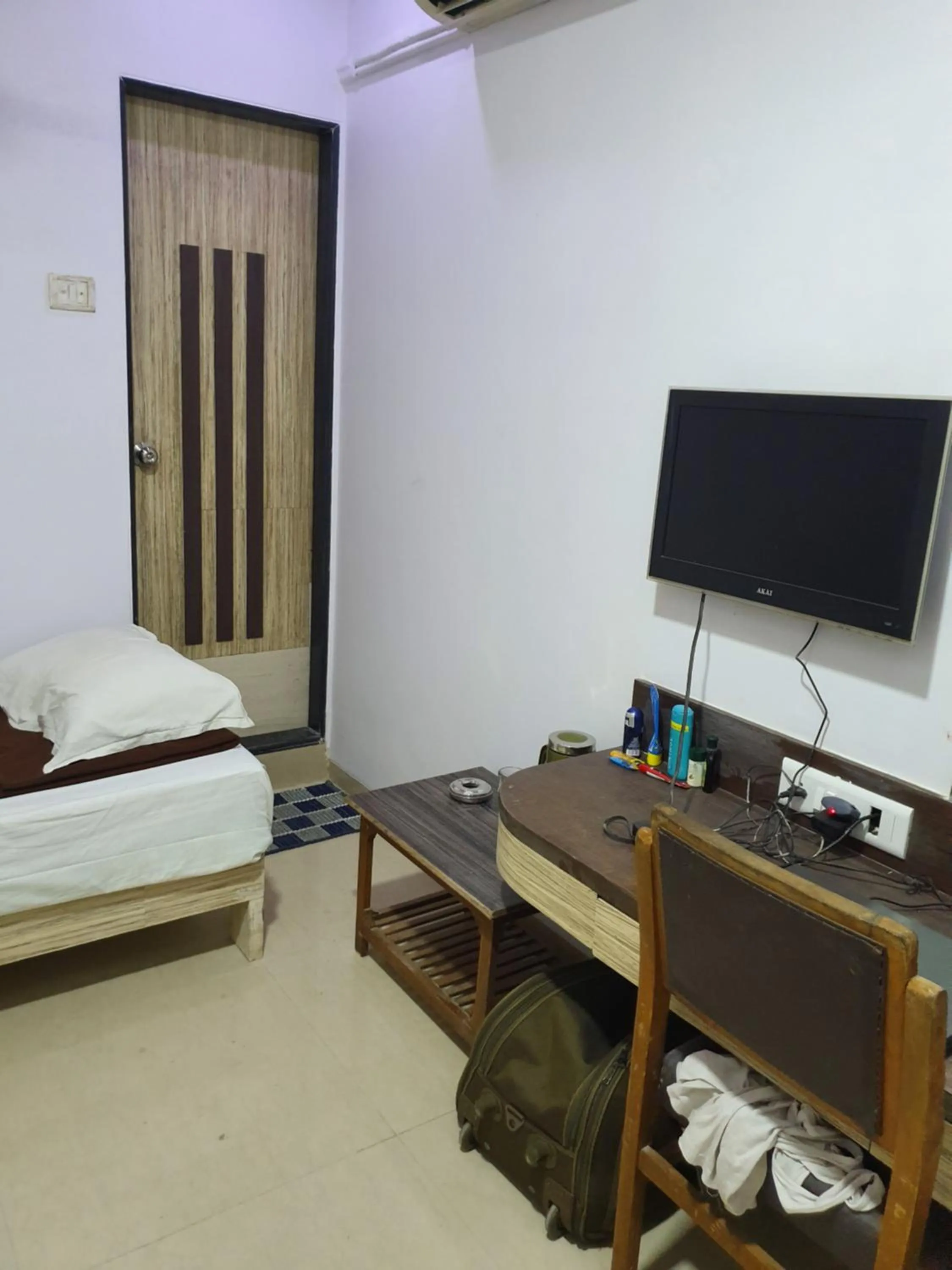 cot, Bed in Hotel Apex