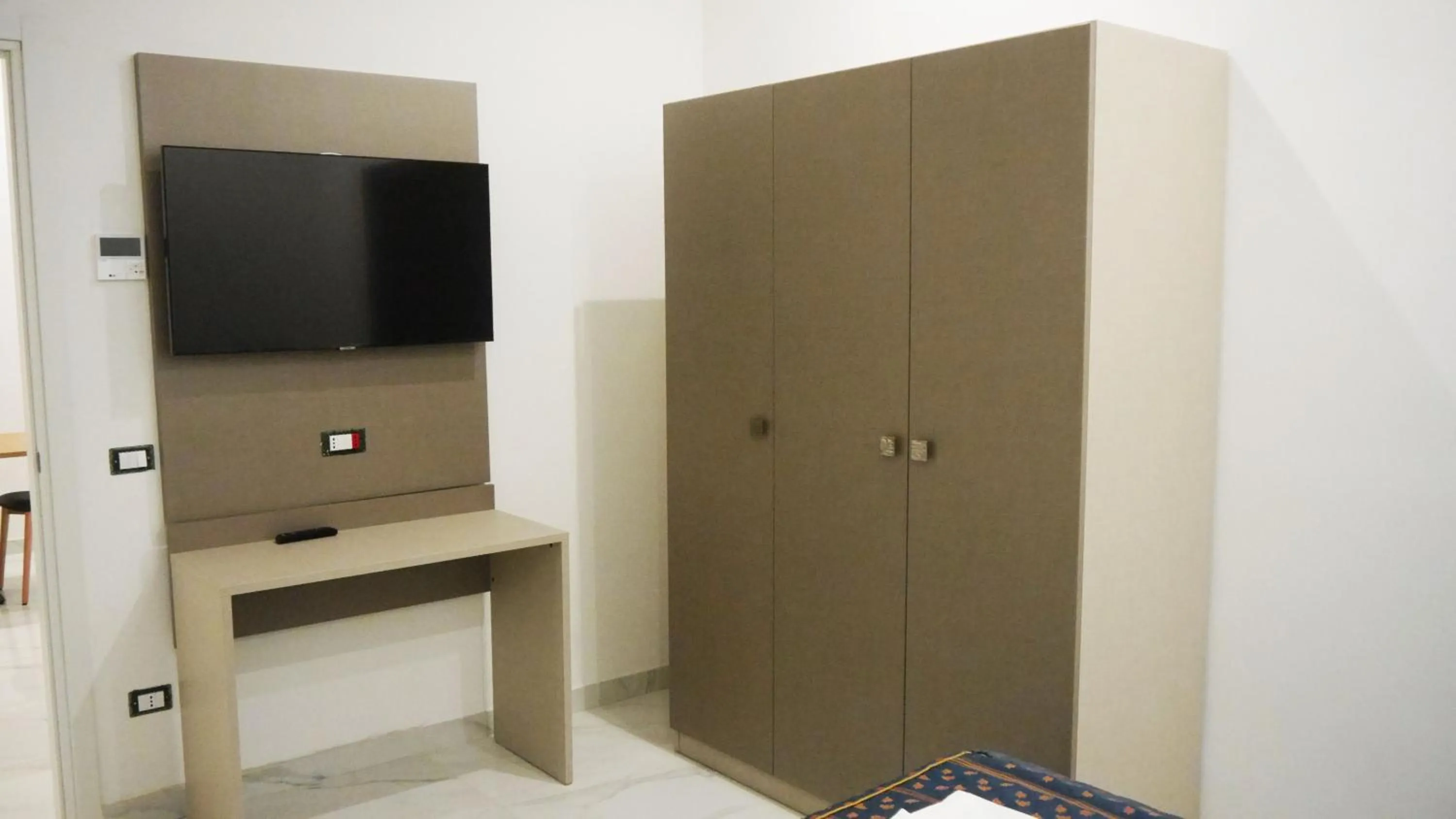 wardrobe in HOTEL HOUSE GARGANO