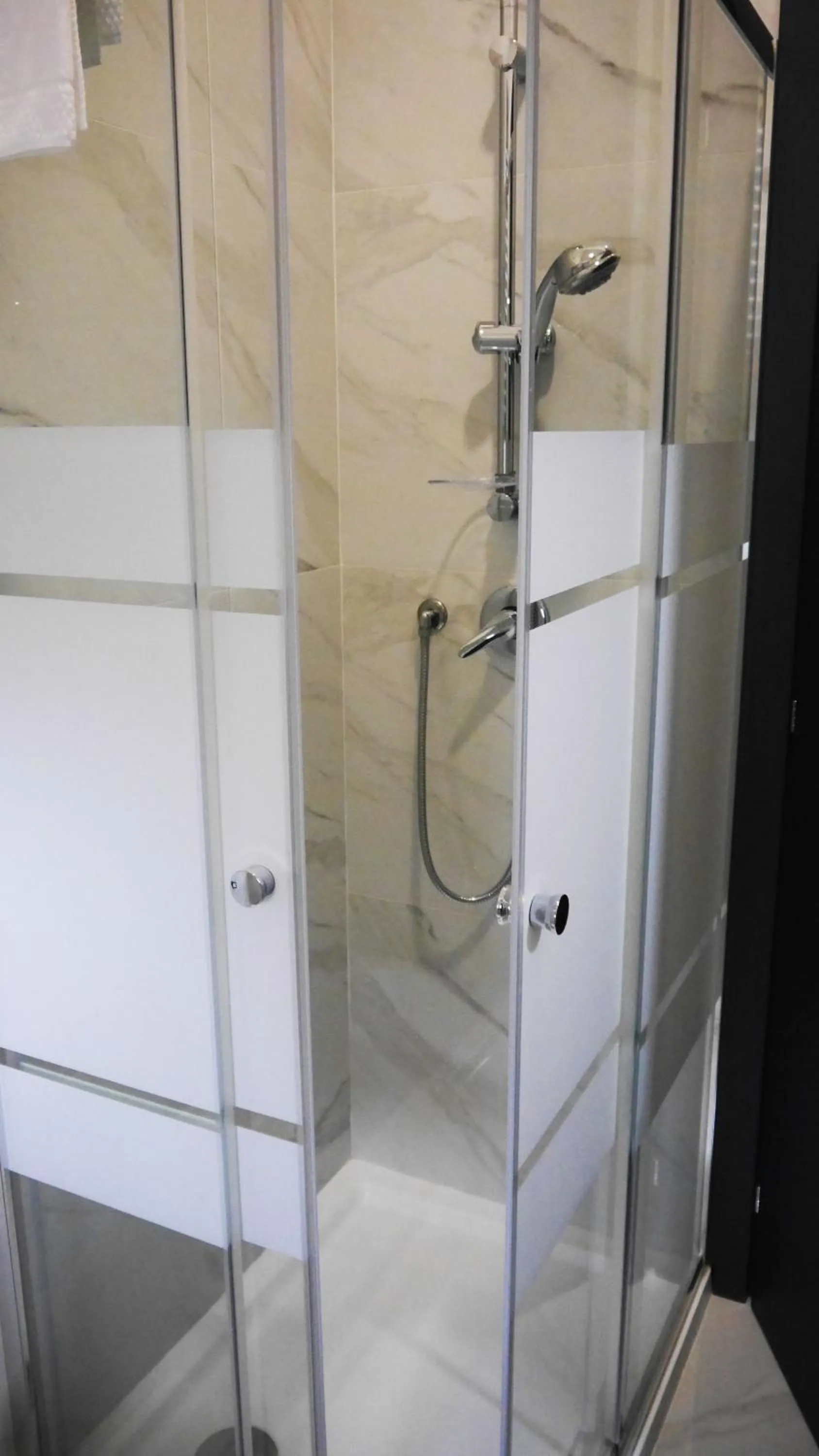 Shower in HOTEL HOUSE GARGANO