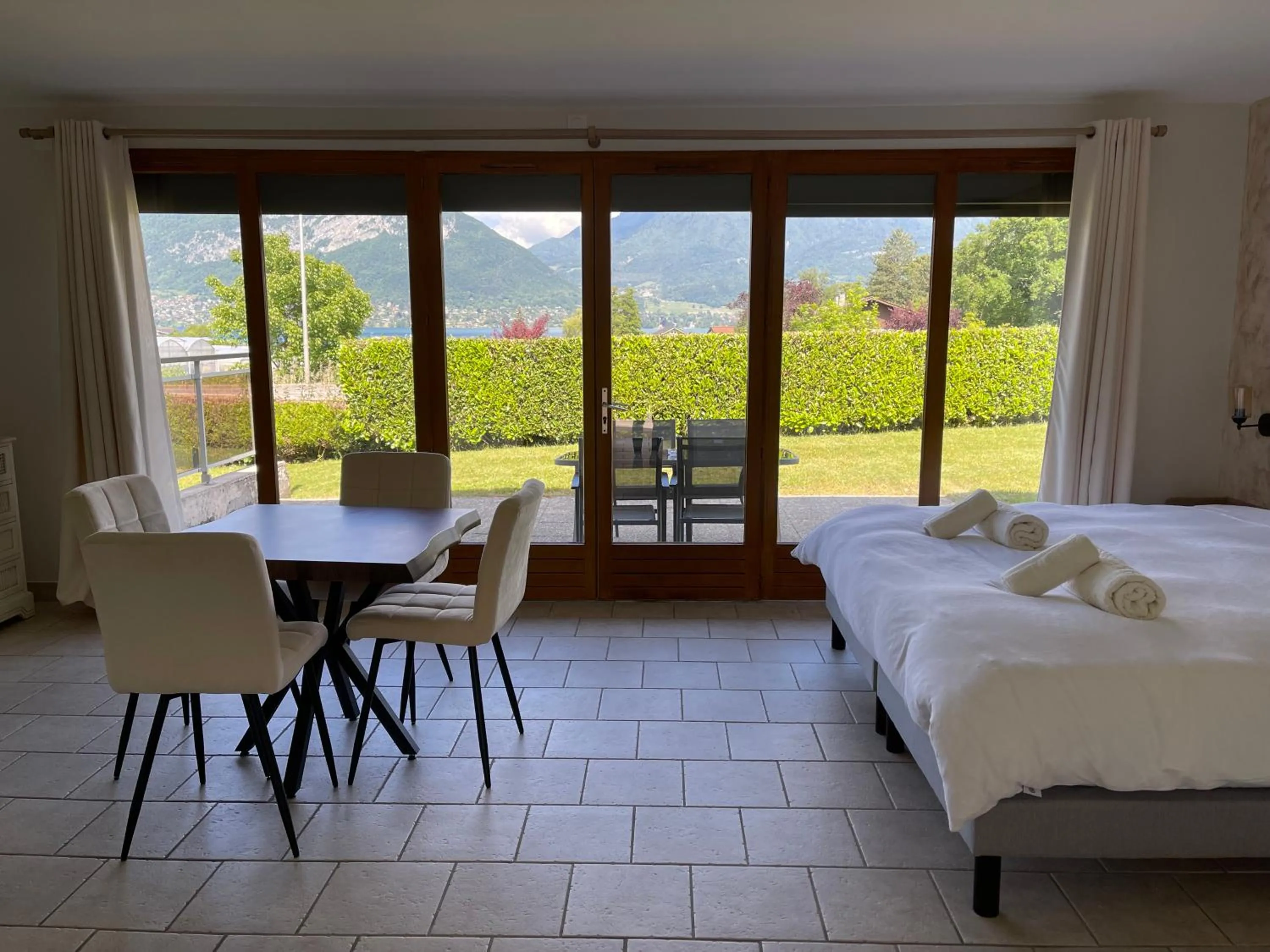 Photo of the whole room, Bed in La Parenthèse Enchantée