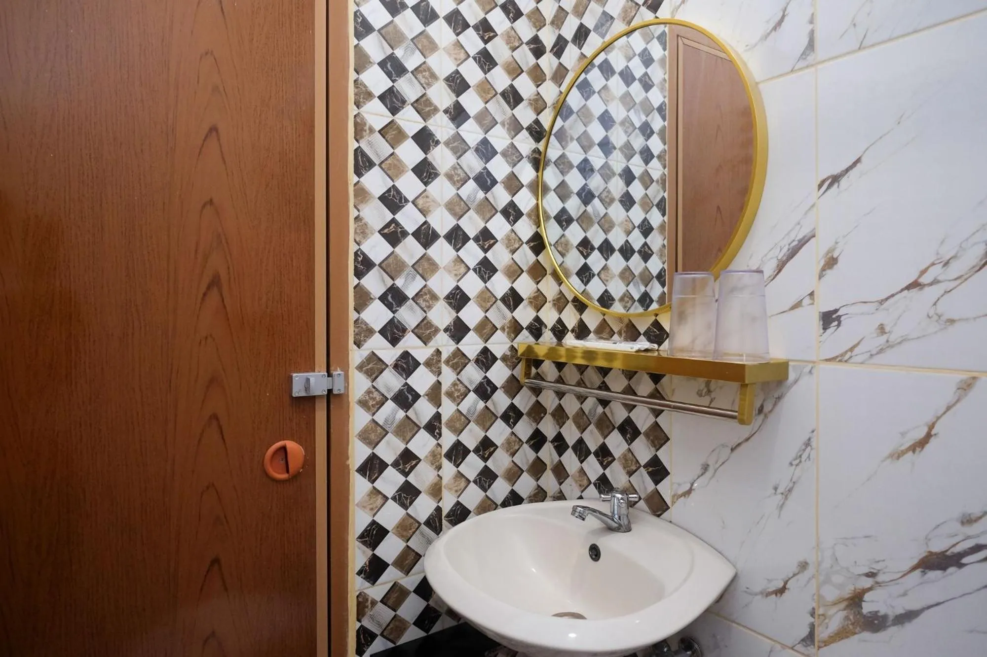 Toilet in Sans Hotel City Inn Solo by RedDoorz