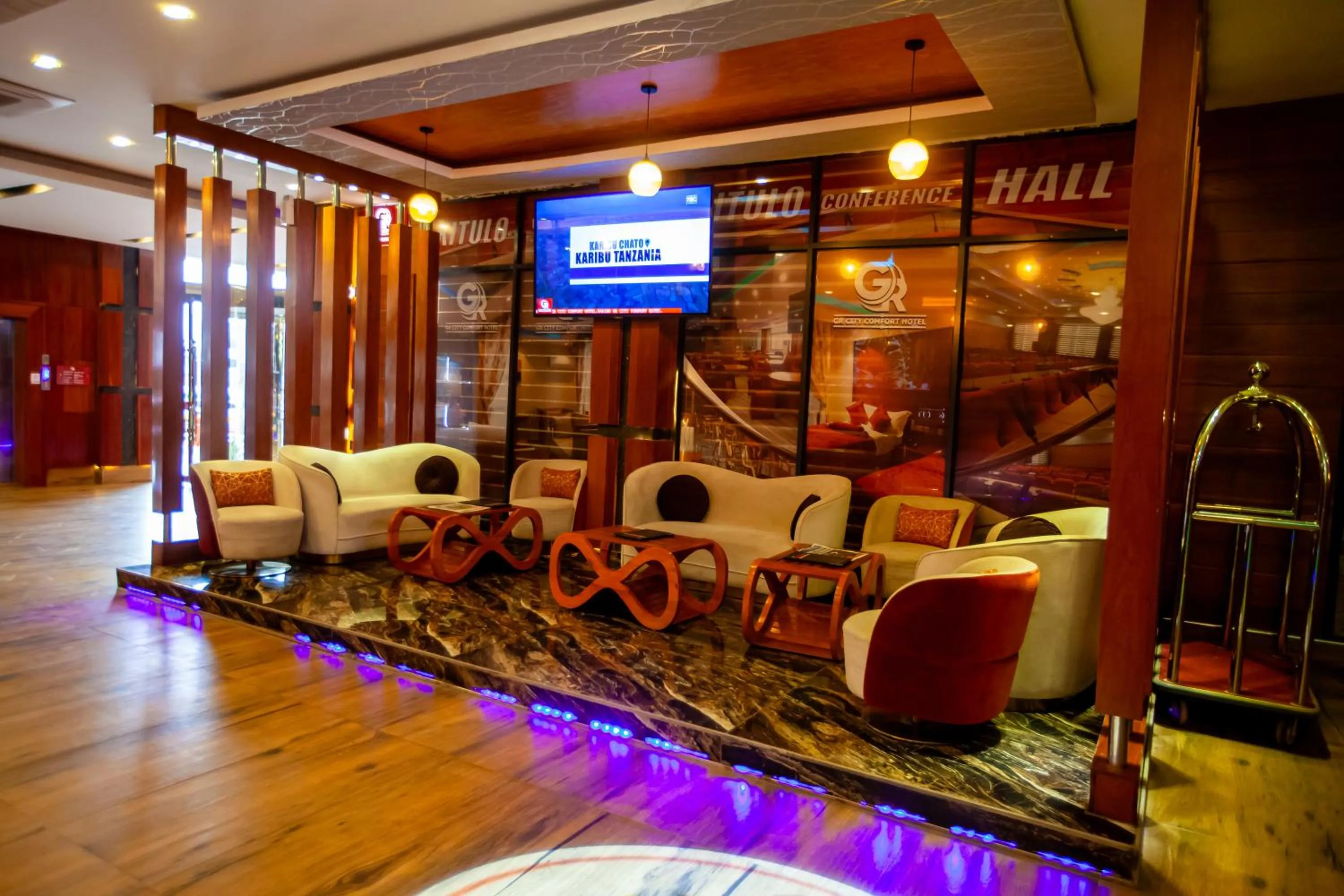 Communal lounge/ TV room in GR Comfort Hotel