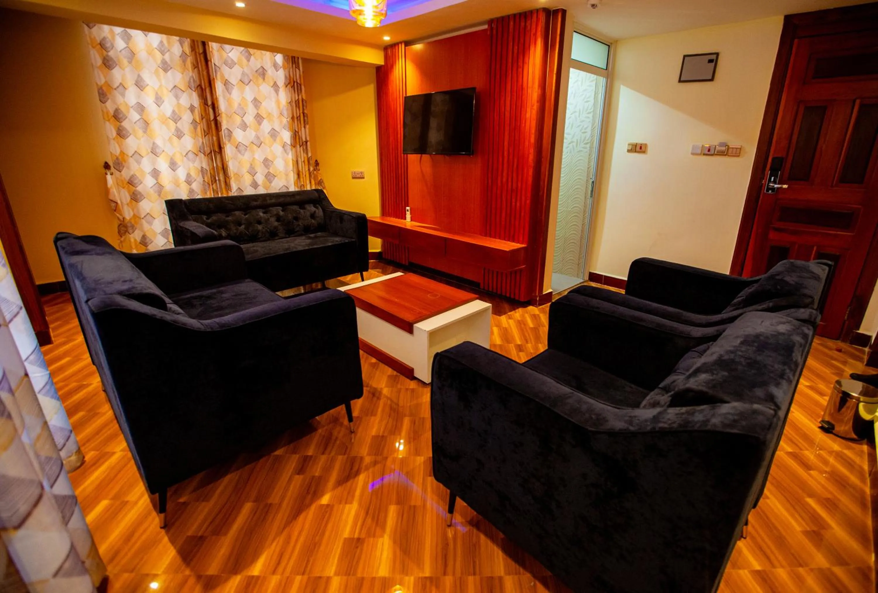 Communal lounge/ TV room in GR Comfort Hotel