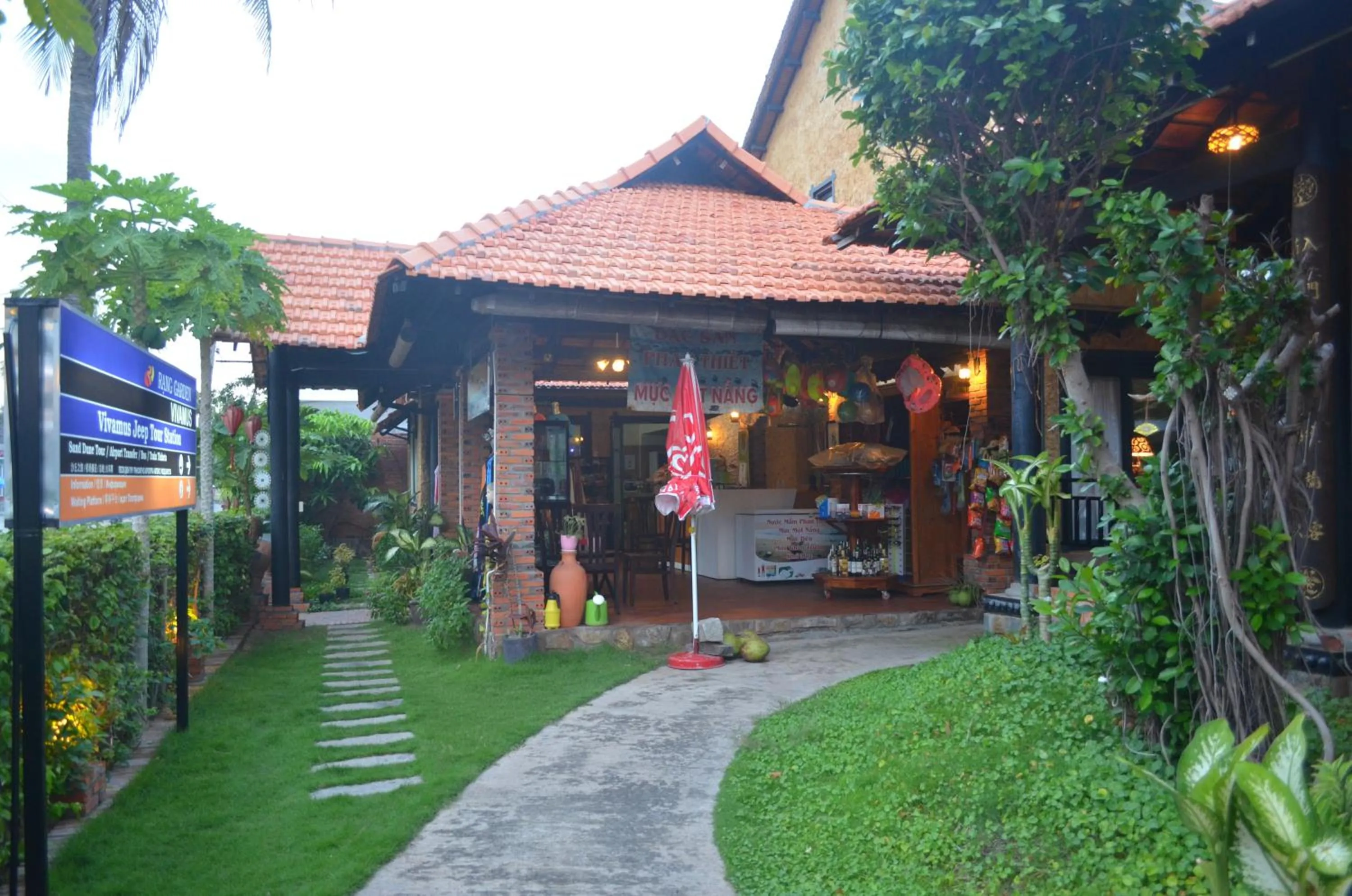On-site shops in Rang Garden Beach Side