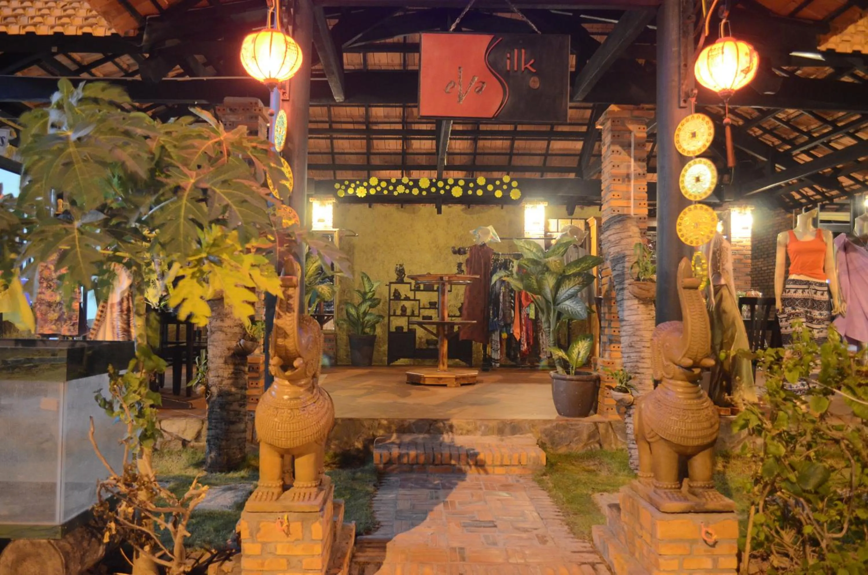 On-site shops in Rang Garden Beach Side