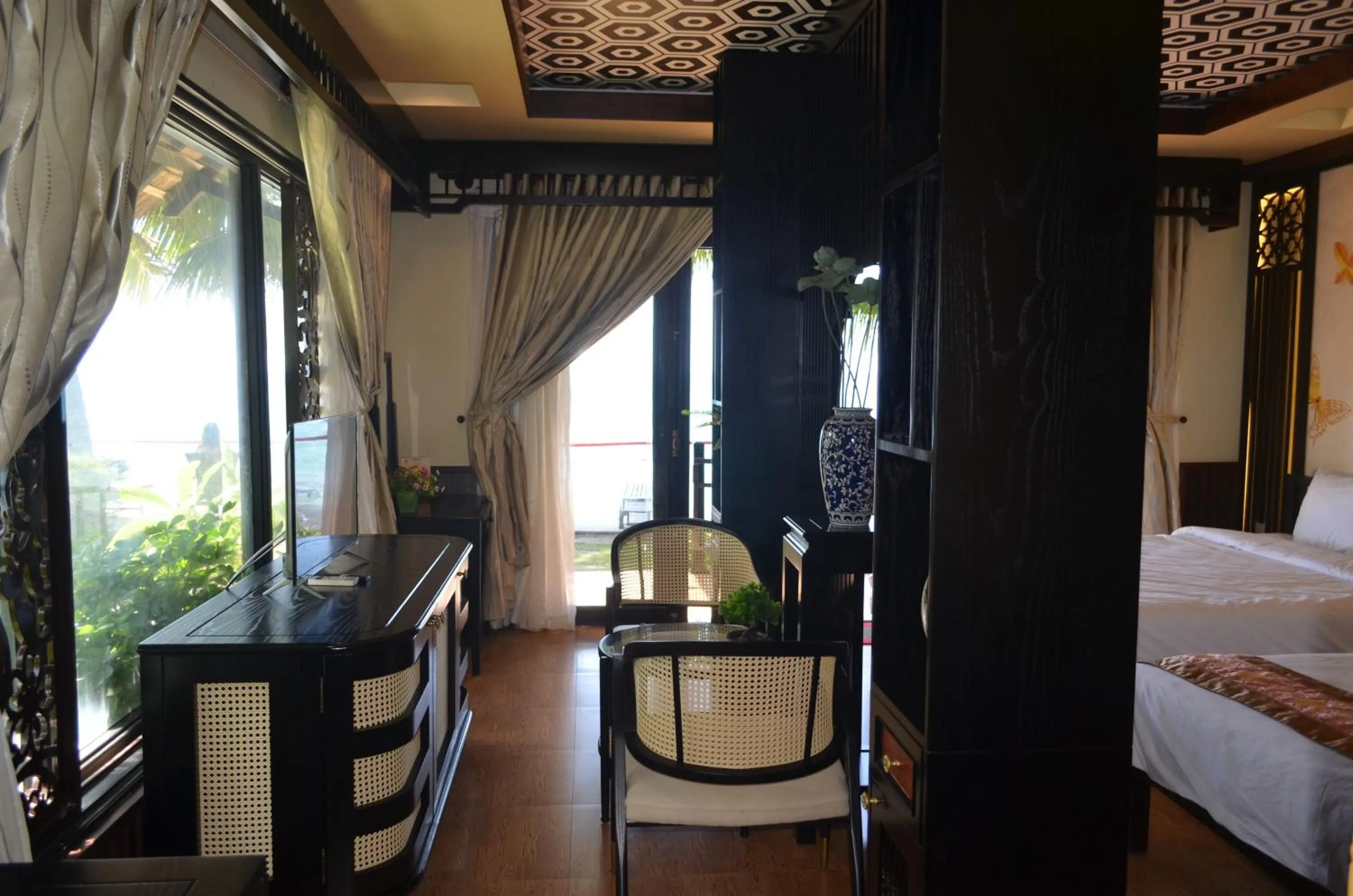 Communal lounge/ TV room, Bed in Rang Garden Beach Side