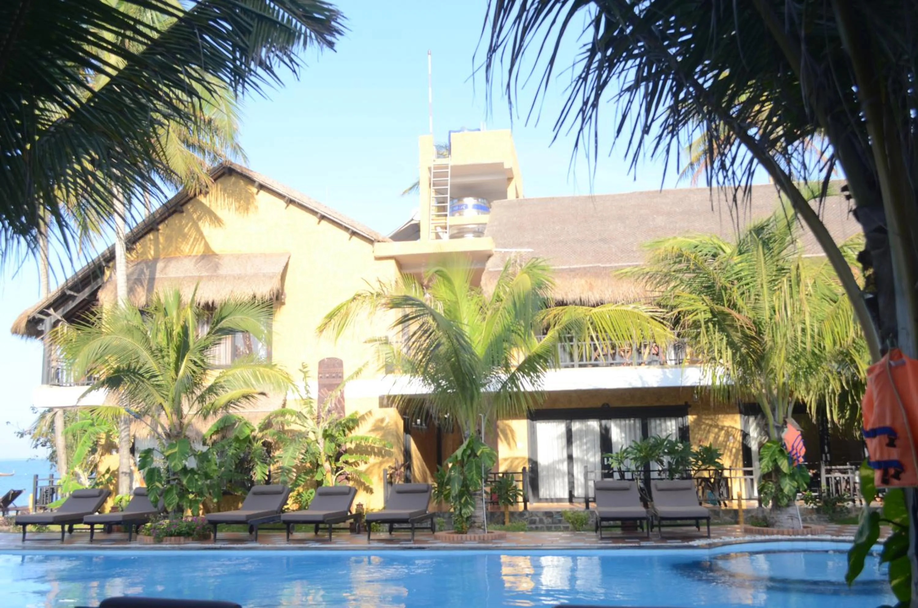 Swimming pool in Rang Garden Beach Side