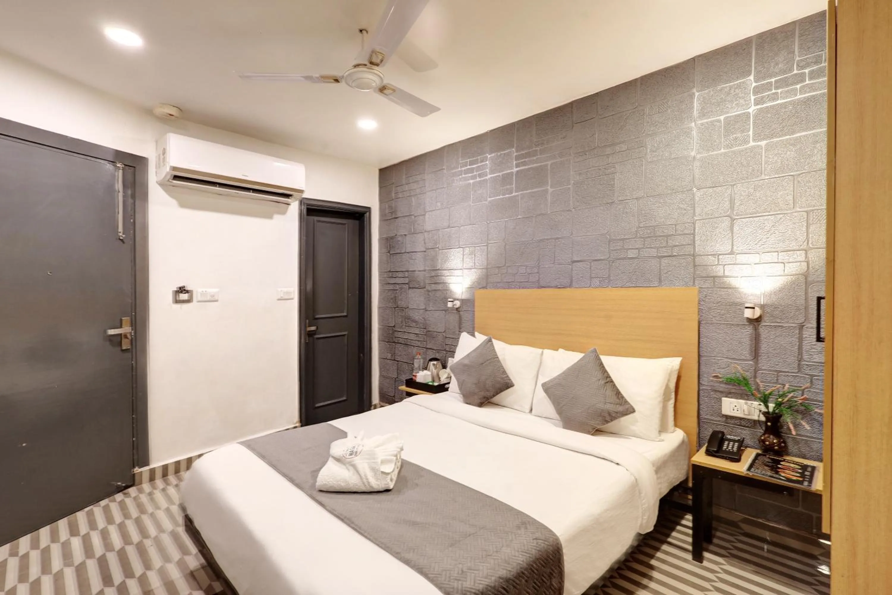 Bed in Hotel The Rasa Near Welcome Metro Station