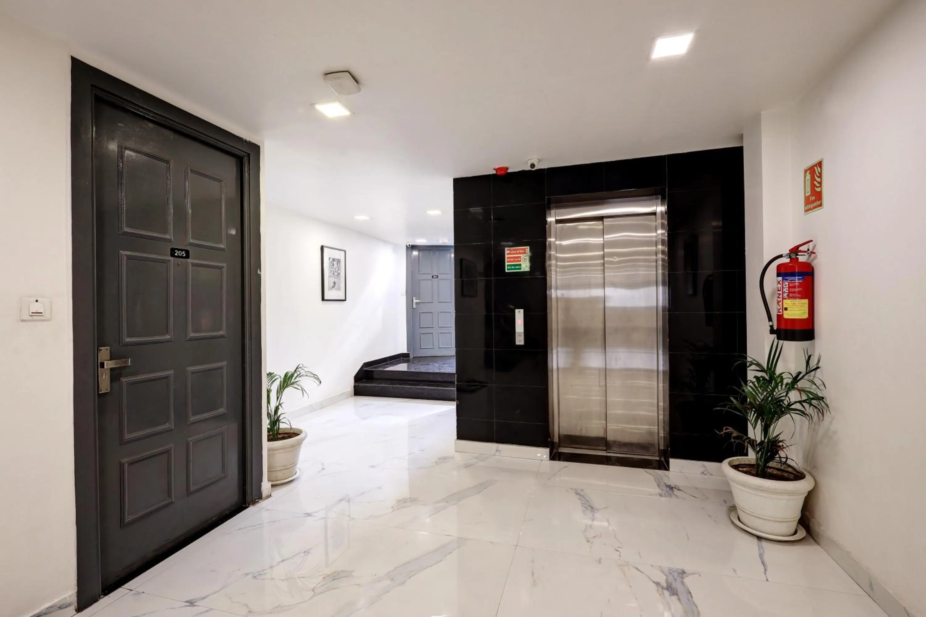 Bed in Hotel The Rasa Near Welcome Metro Station