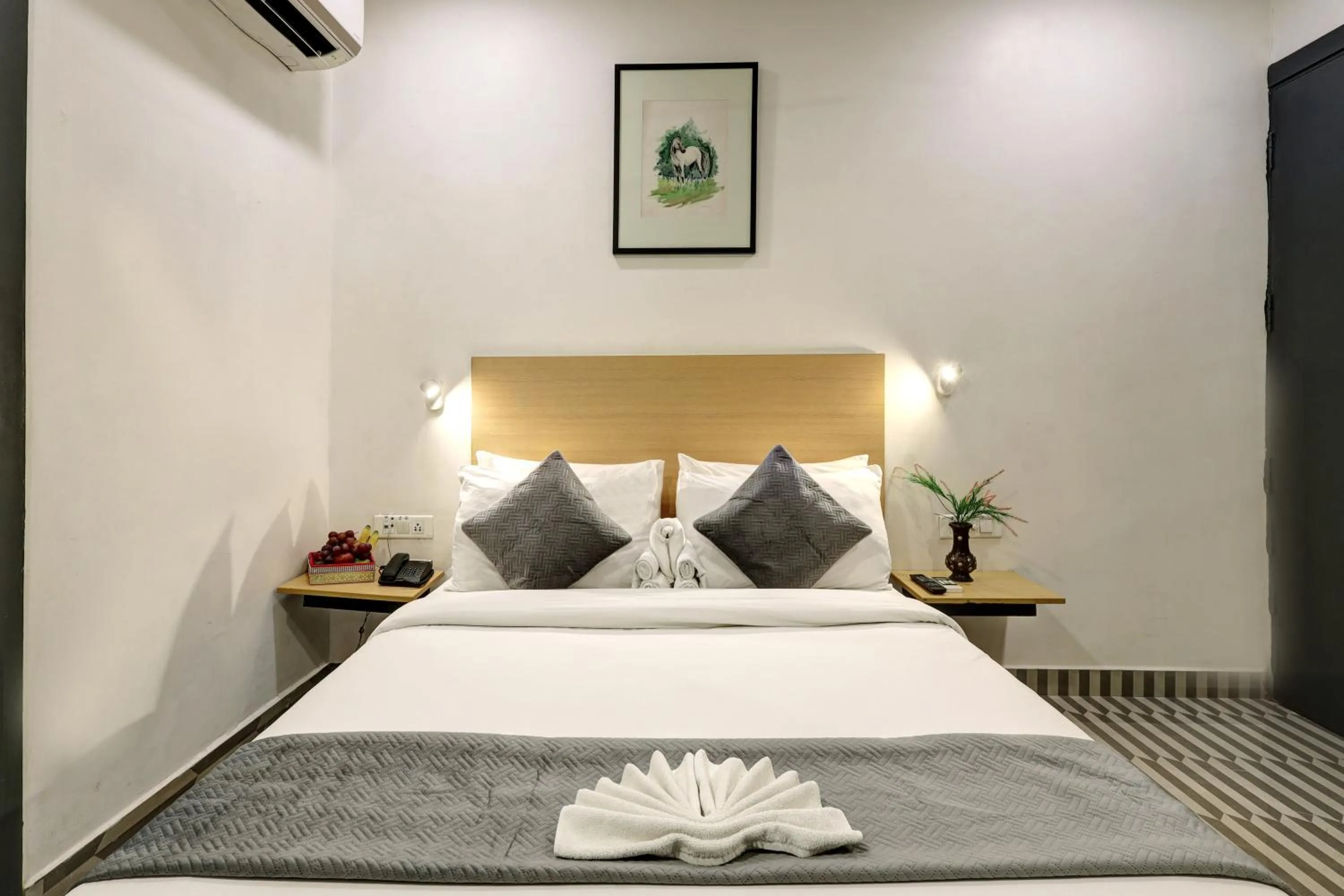 Bed in Hotel The Rasa Near Welcome Metro Station