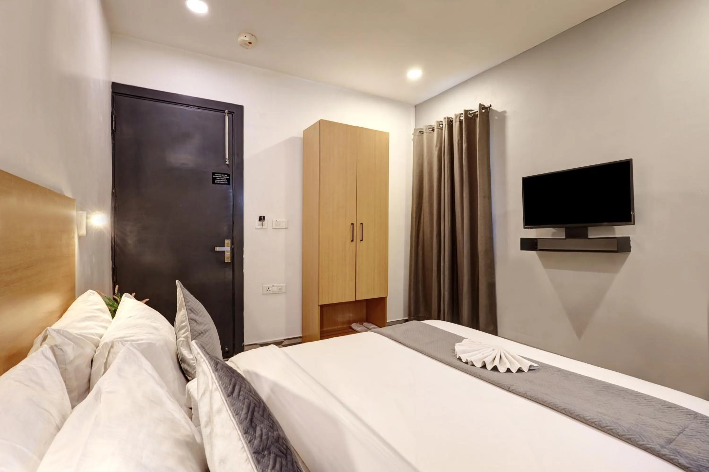 Bed in Hotel The Rasa Near Welcome Metro Station