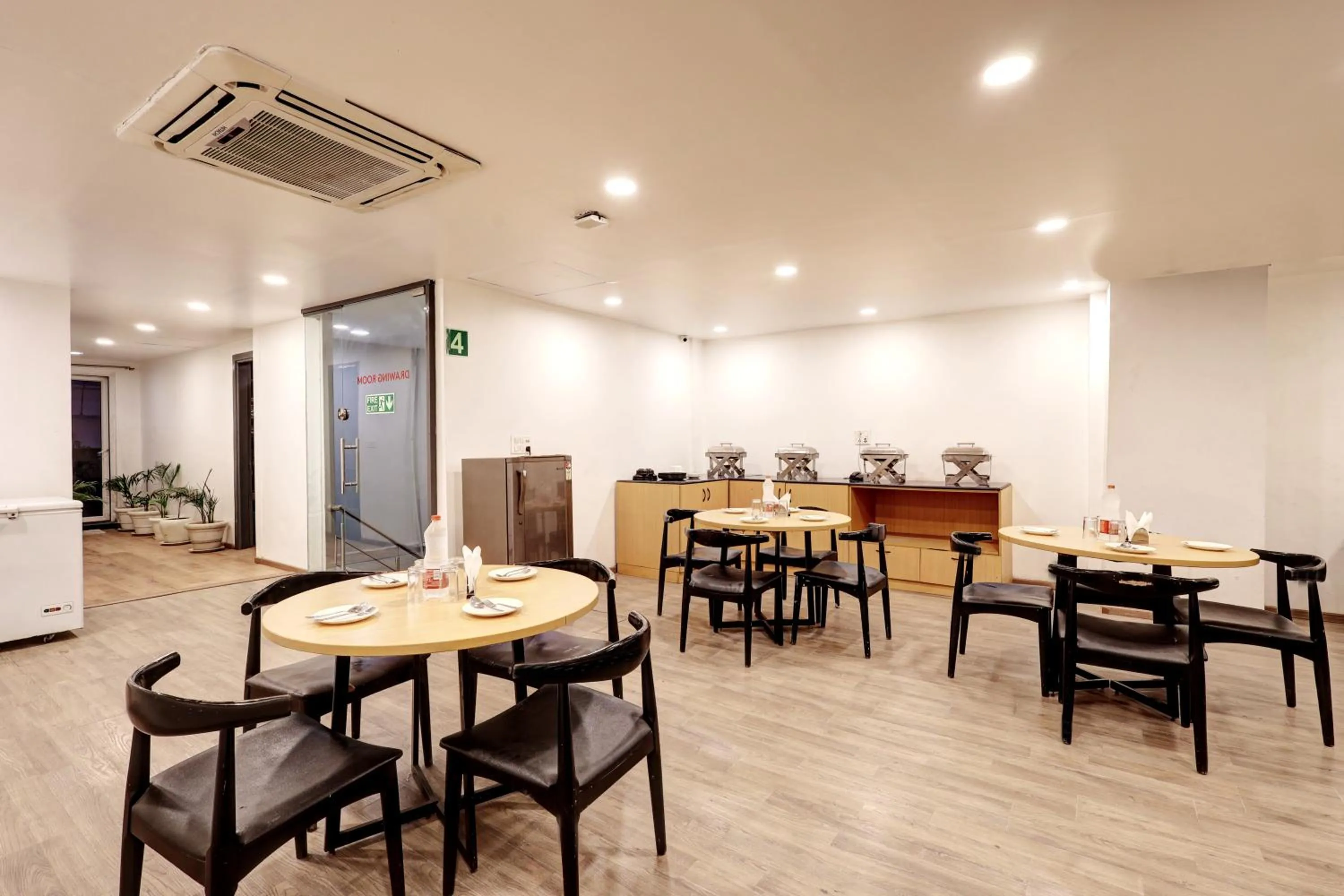 Restaurant/places to eat in Hotel The Rasa Near Welcome Metro Station