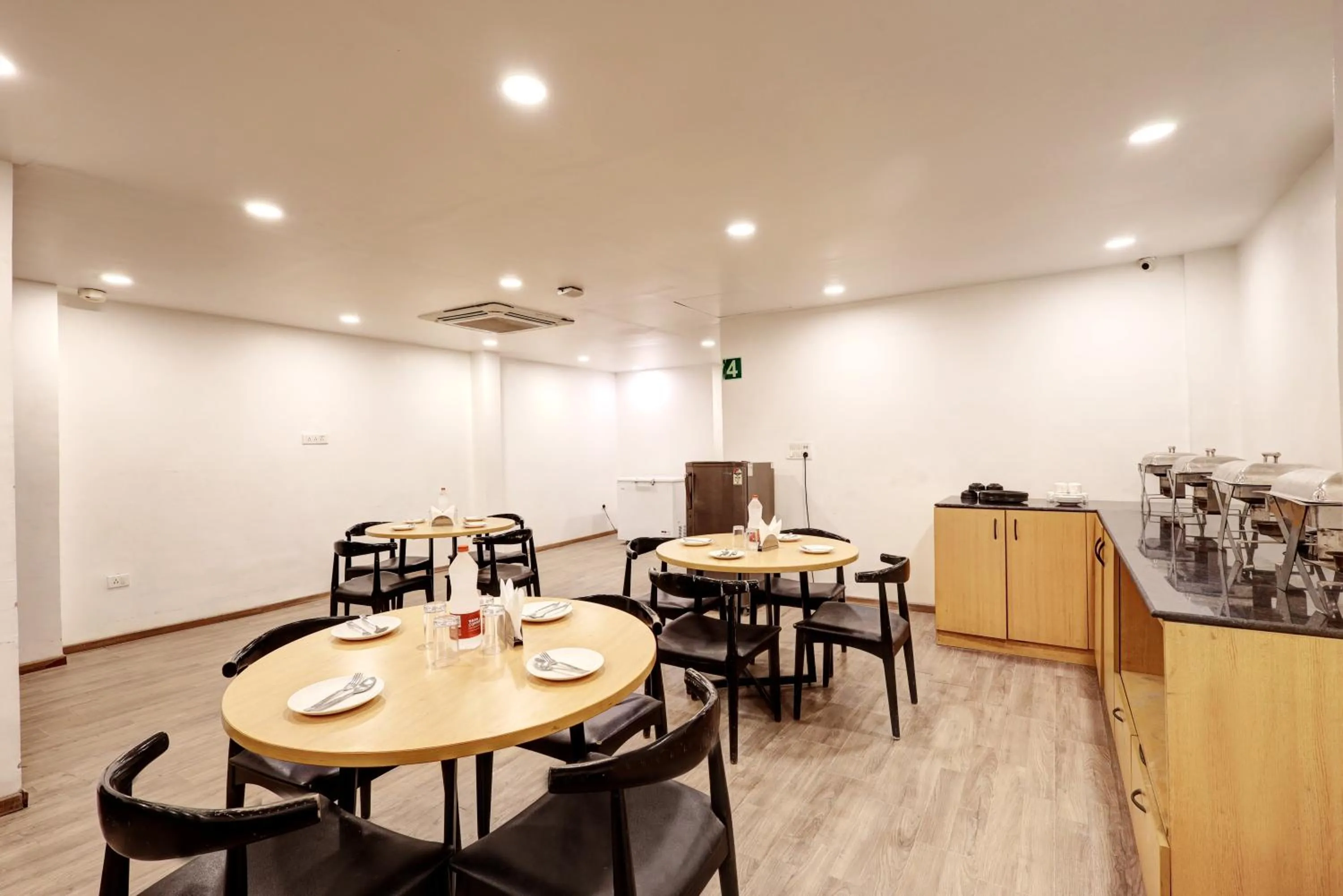 Restaurant/places to eat in Hotel The Rasa Near Welcome Metro Station