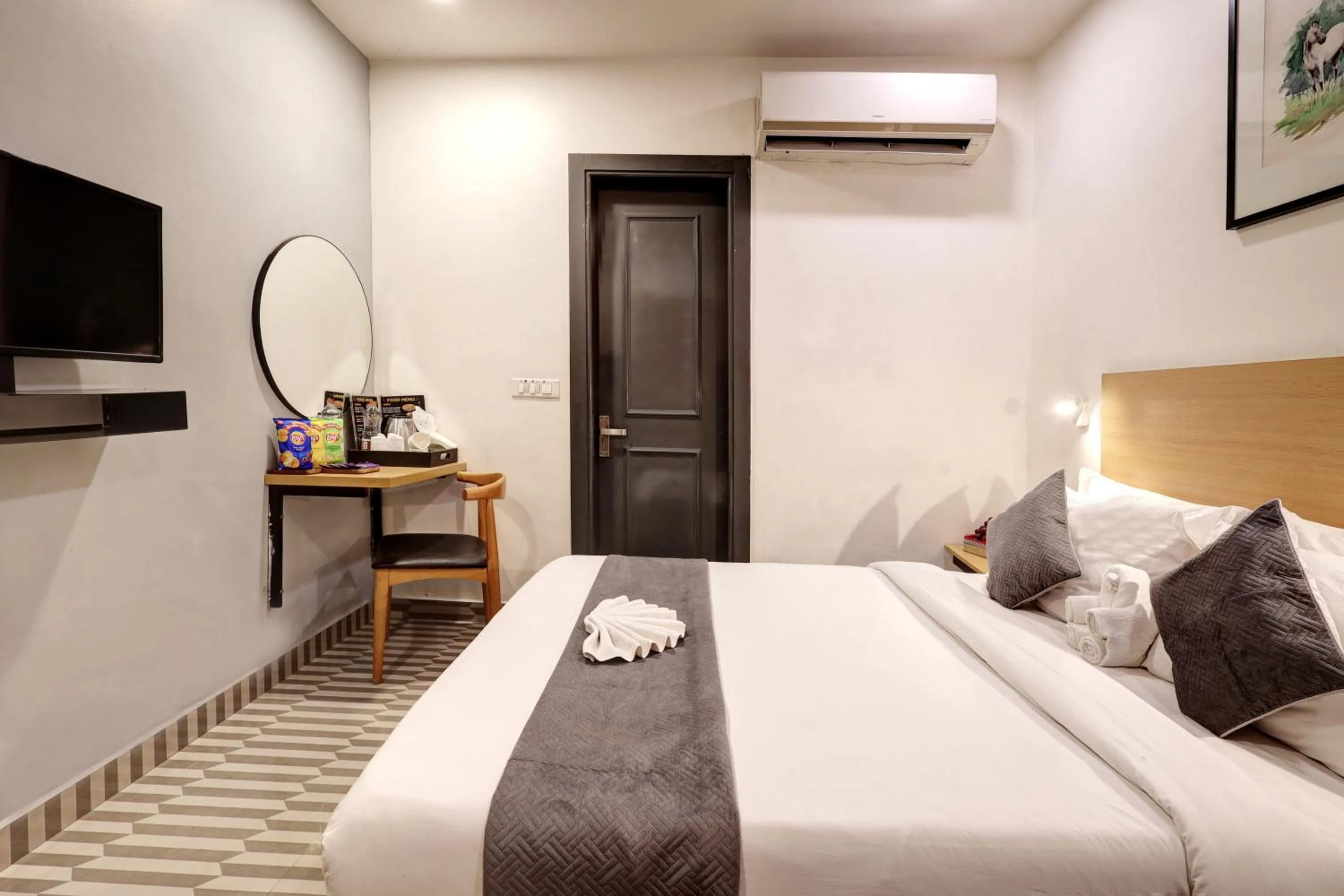 Bed in Hotel The Rasa Near Welcome Metro Station