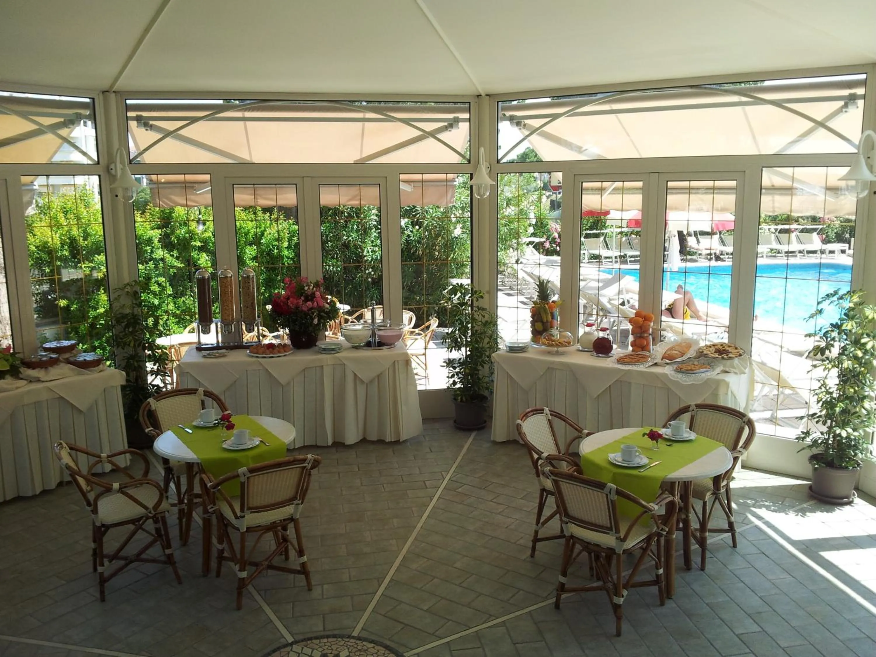 Restaurant/places to eat in Hotel President