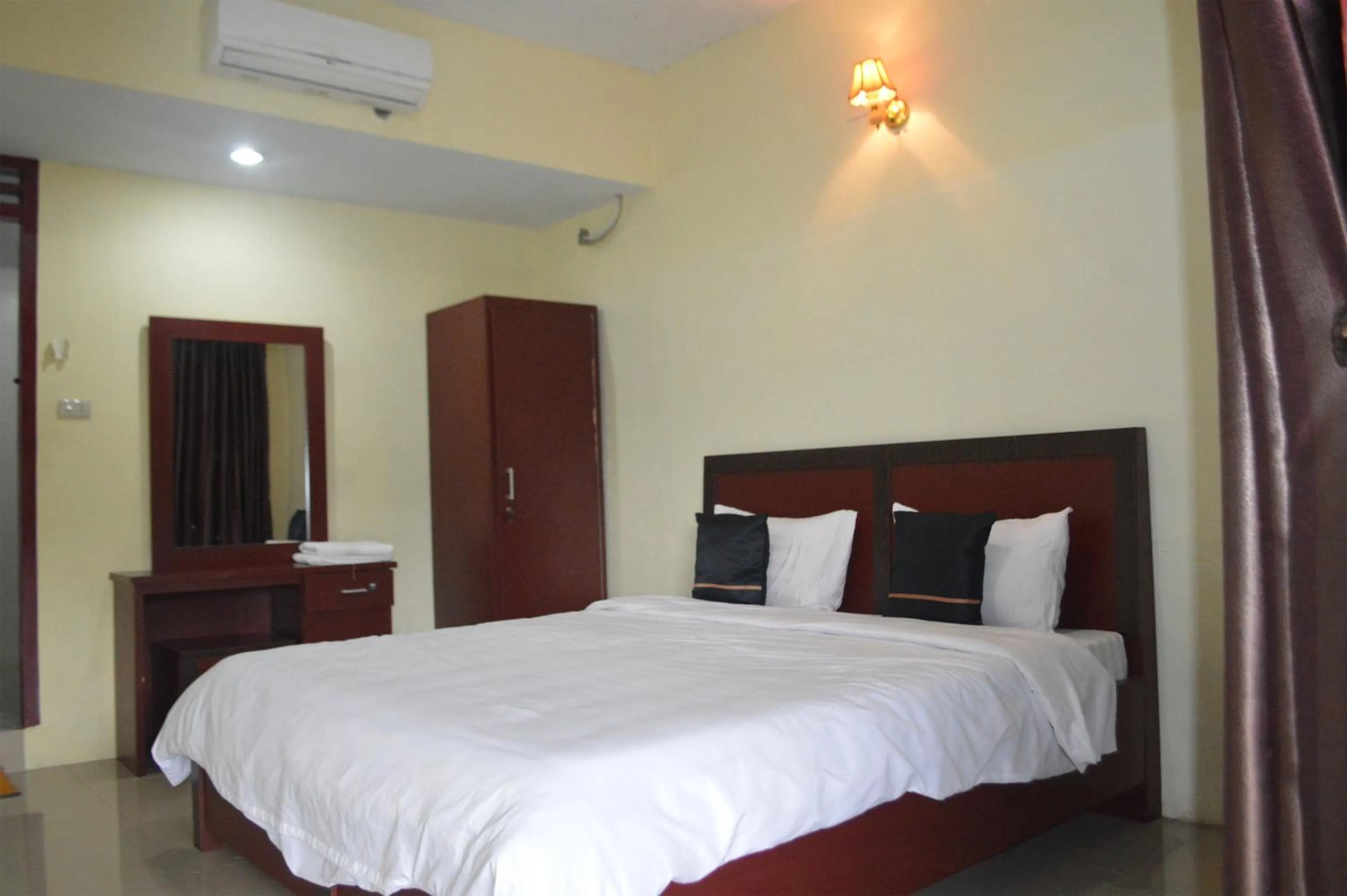 Bedroom, Bed in Hotel Toba Shanda By Helocus