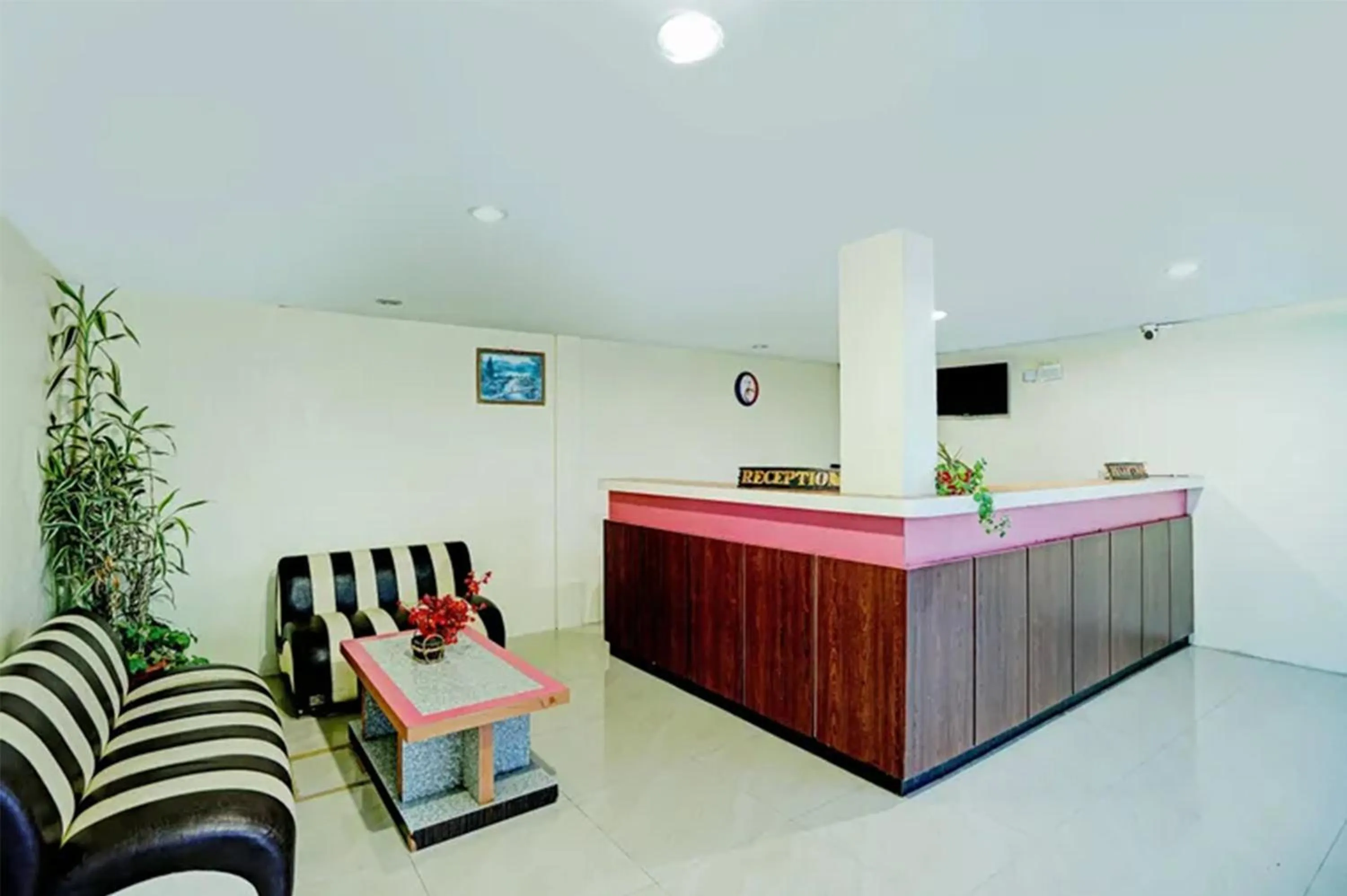 Lobby or reception in Hotel Toba Shanda By Helocus