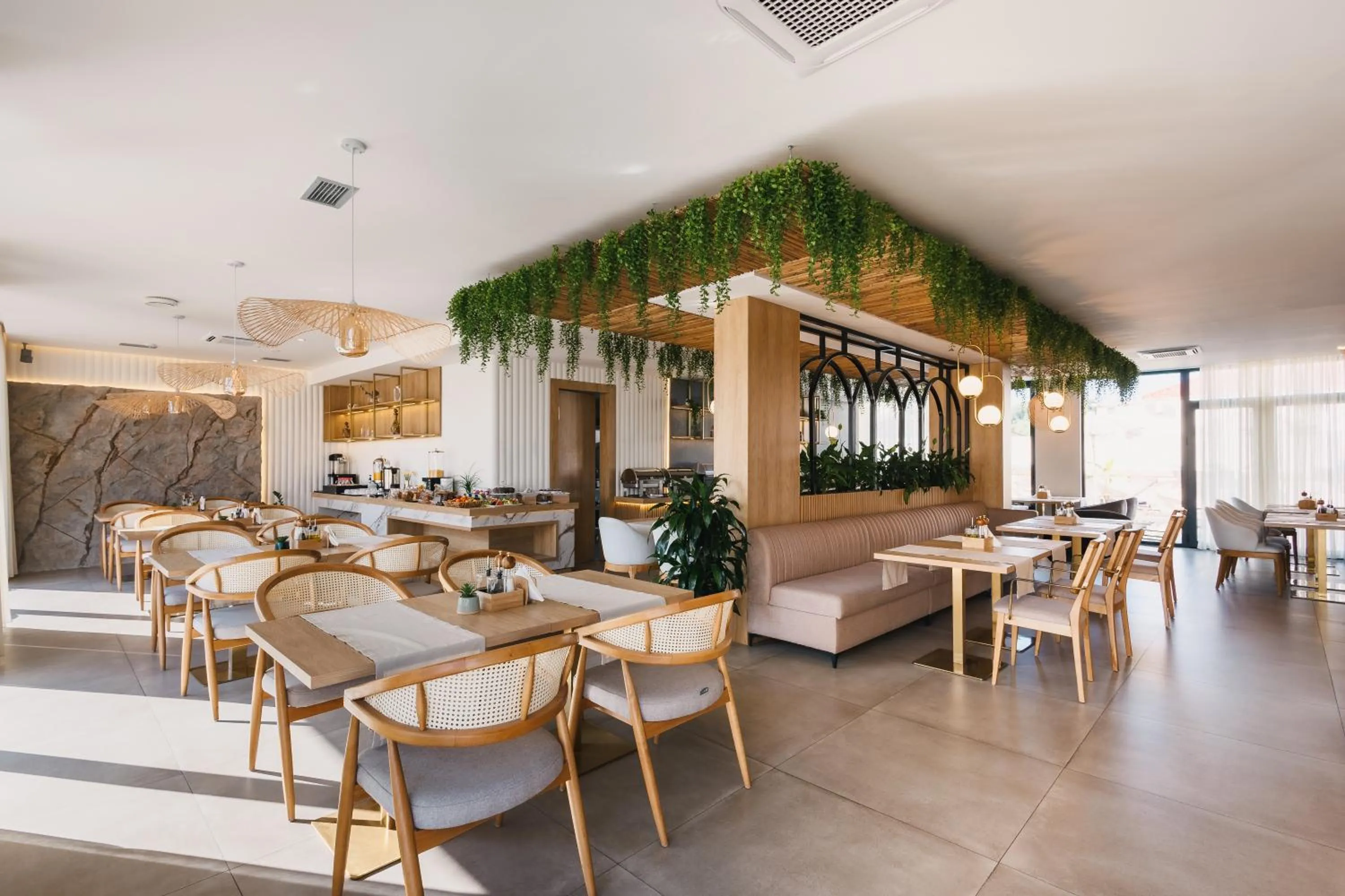 Restaurant/places to eat, Bed in Hotel Teuta